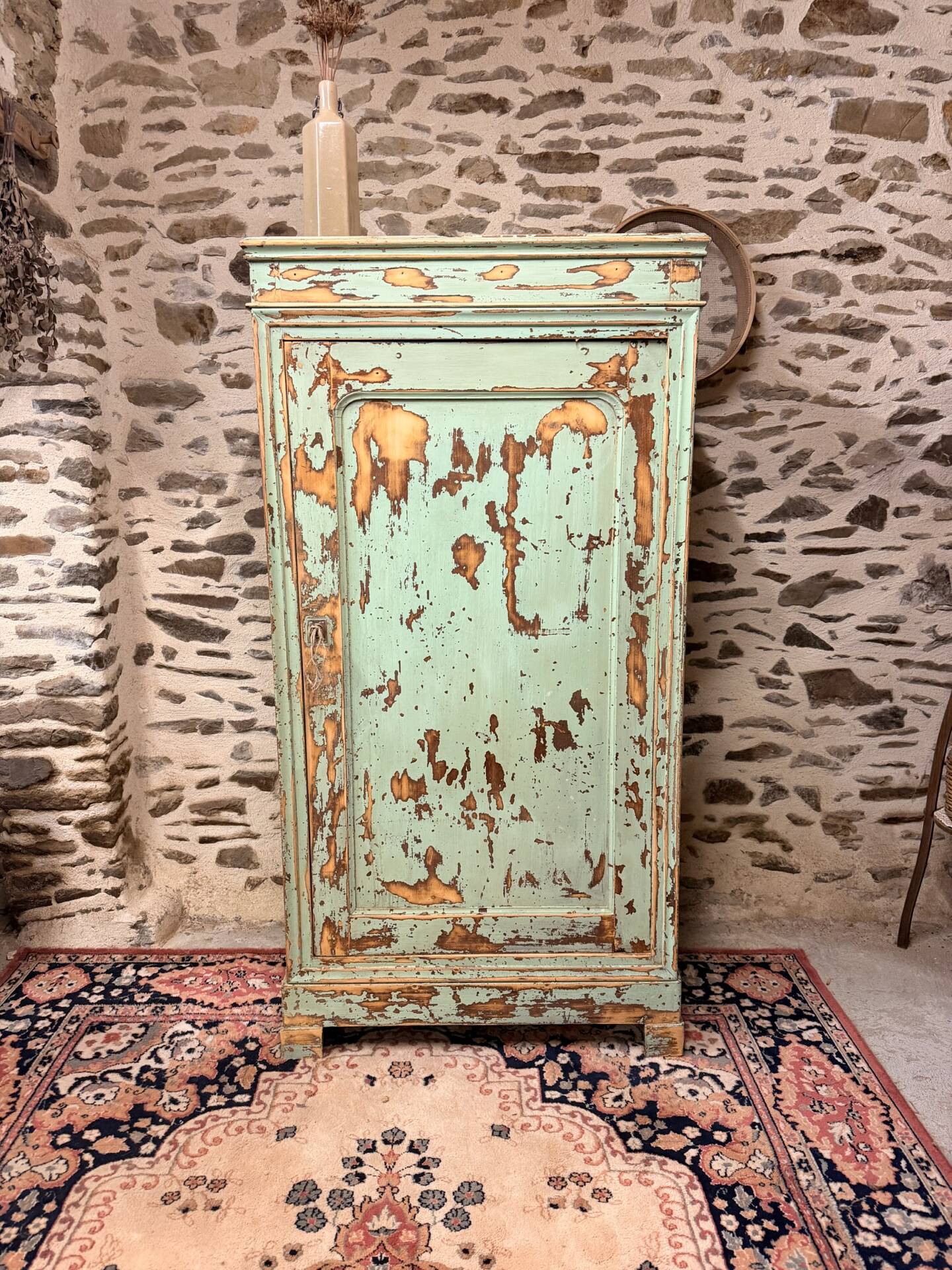 Superb vintage patinated bonnetière
