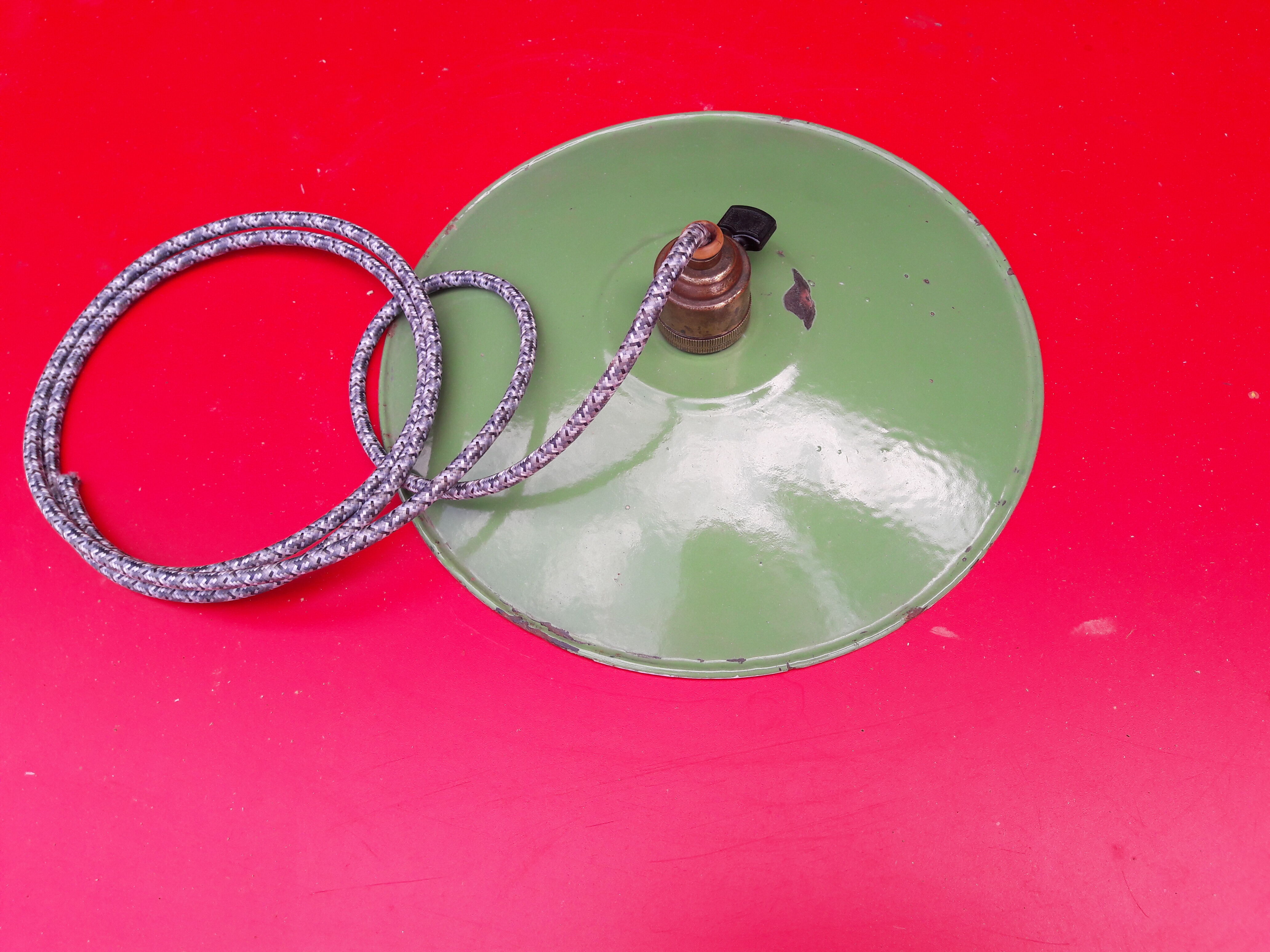 Enamelled sheet metal suspension