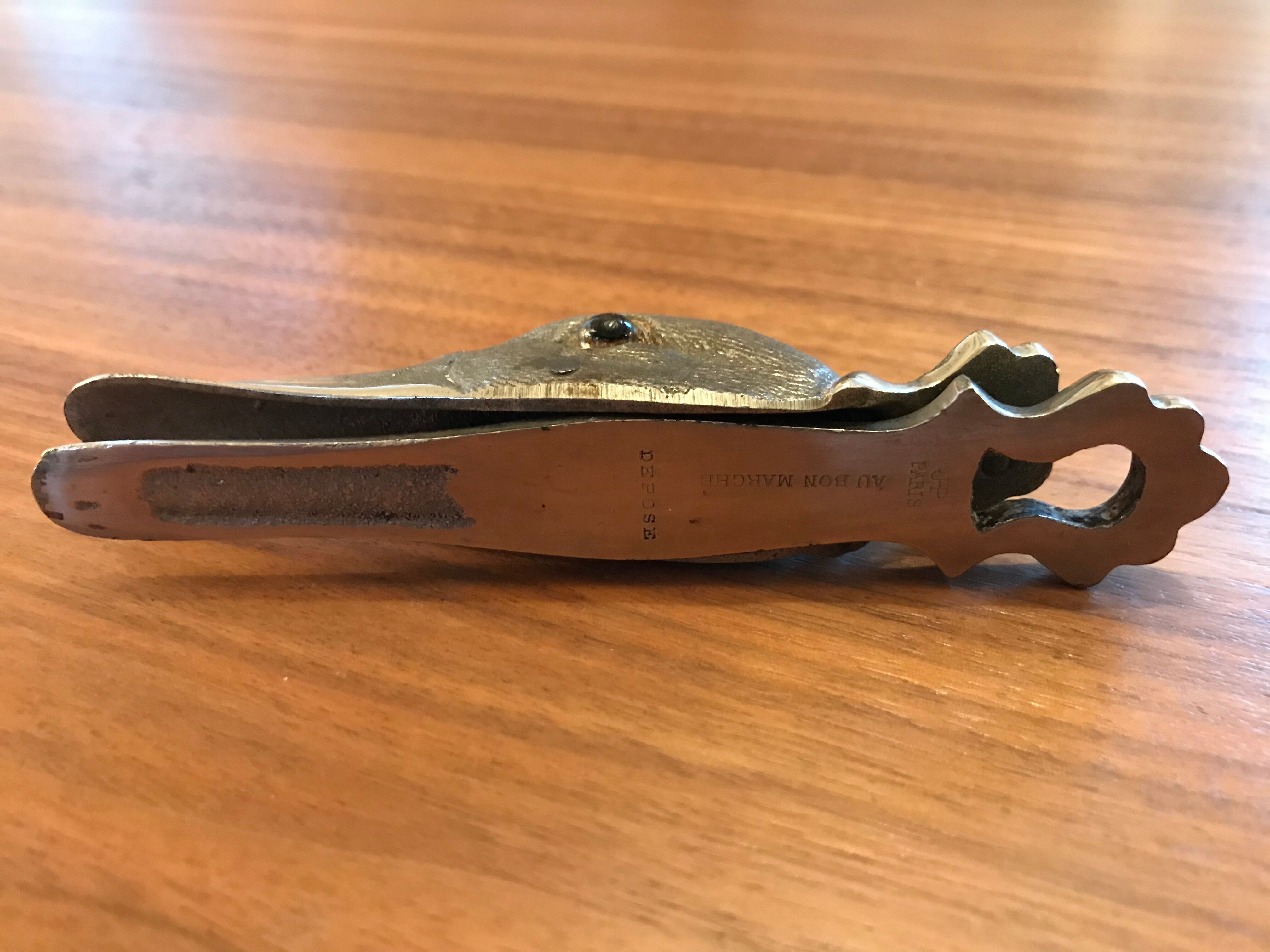 Duck-headed advertising pinch