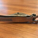 Duck-headed advertising pinch