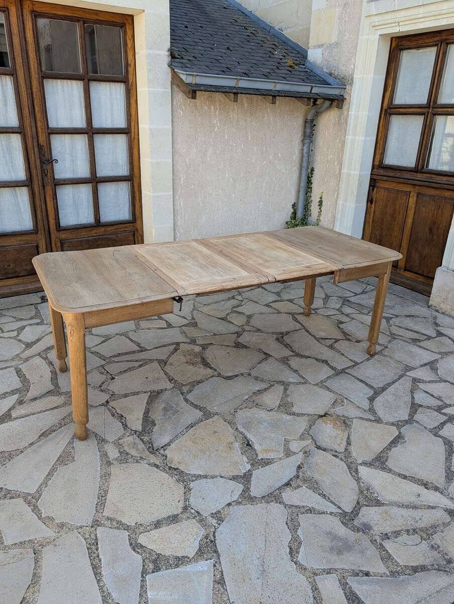 Antique extendable table