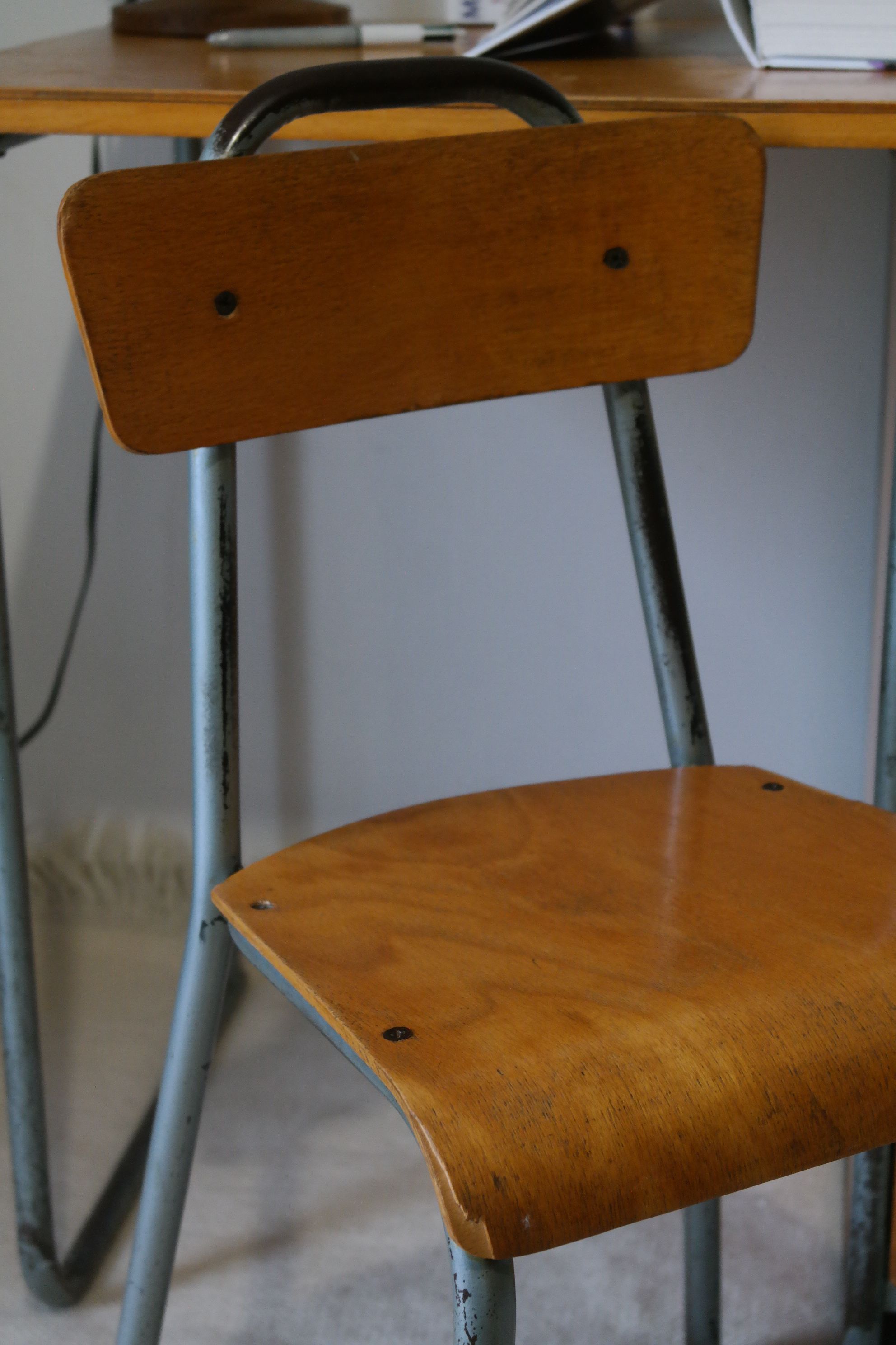 Bureau d'écolier et chaise vintage métal et bois clair