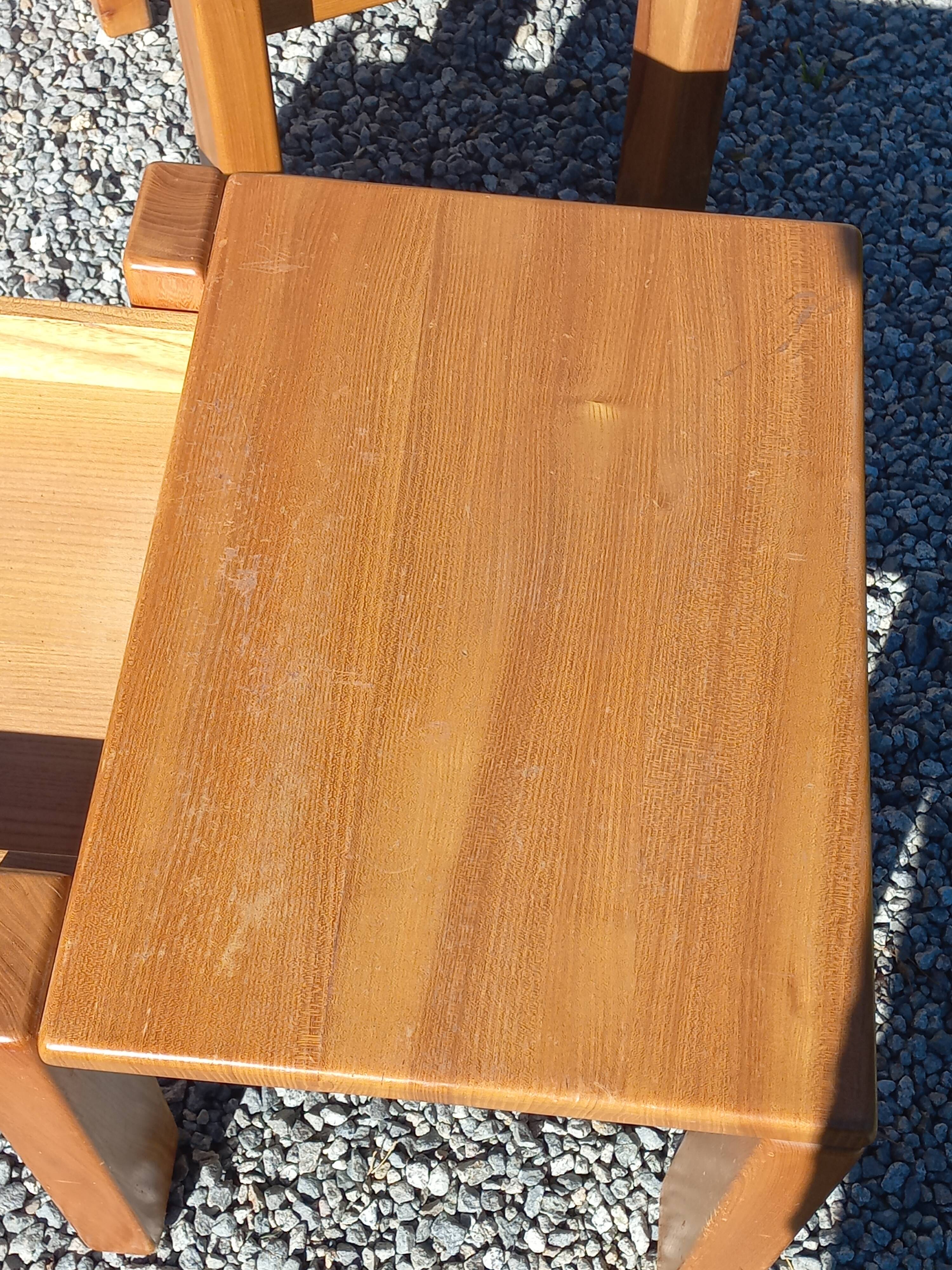 Paire de chevets en orme massif de la maison Regain