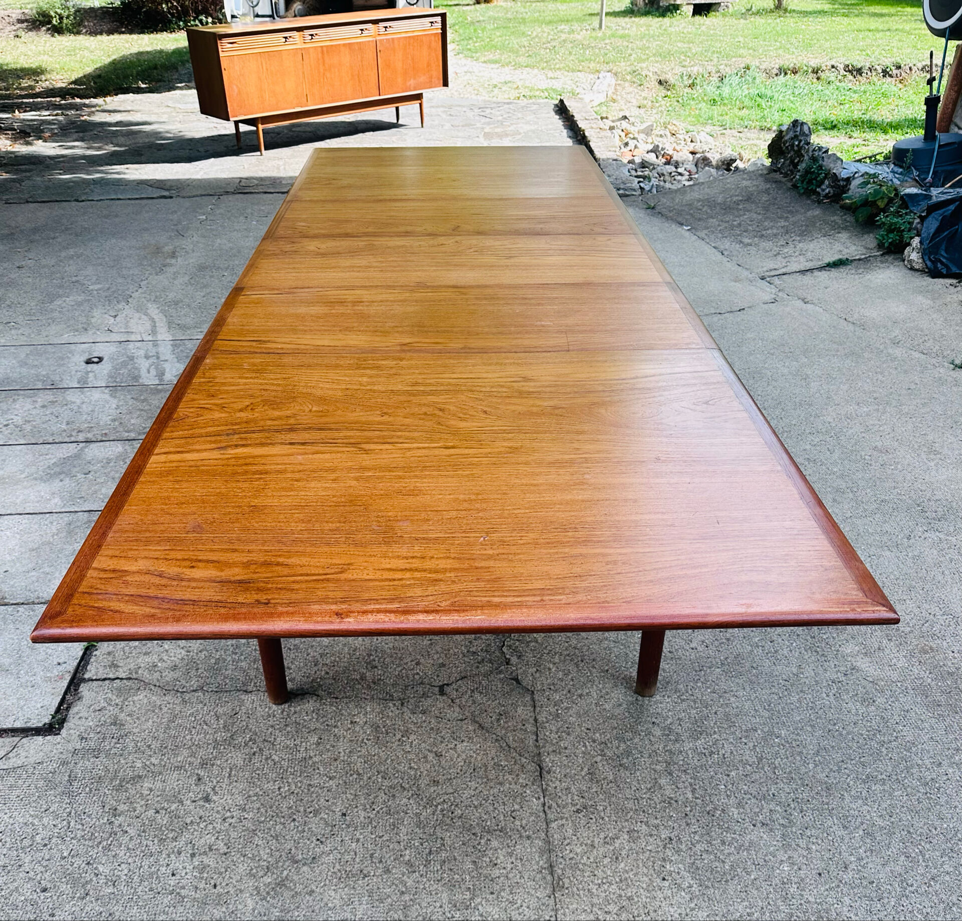 Table scandinave