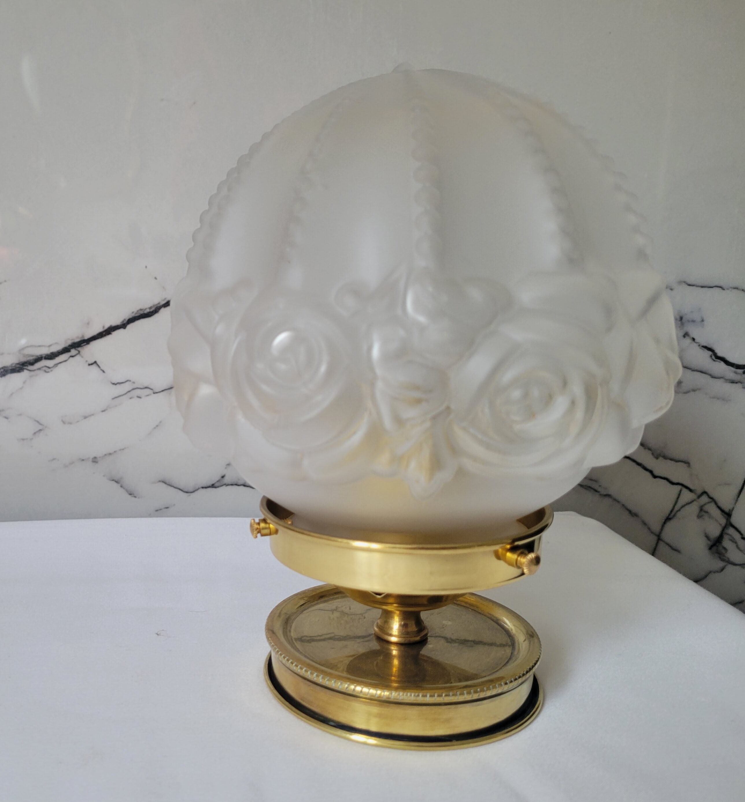 Art deco lamp in brass and glass