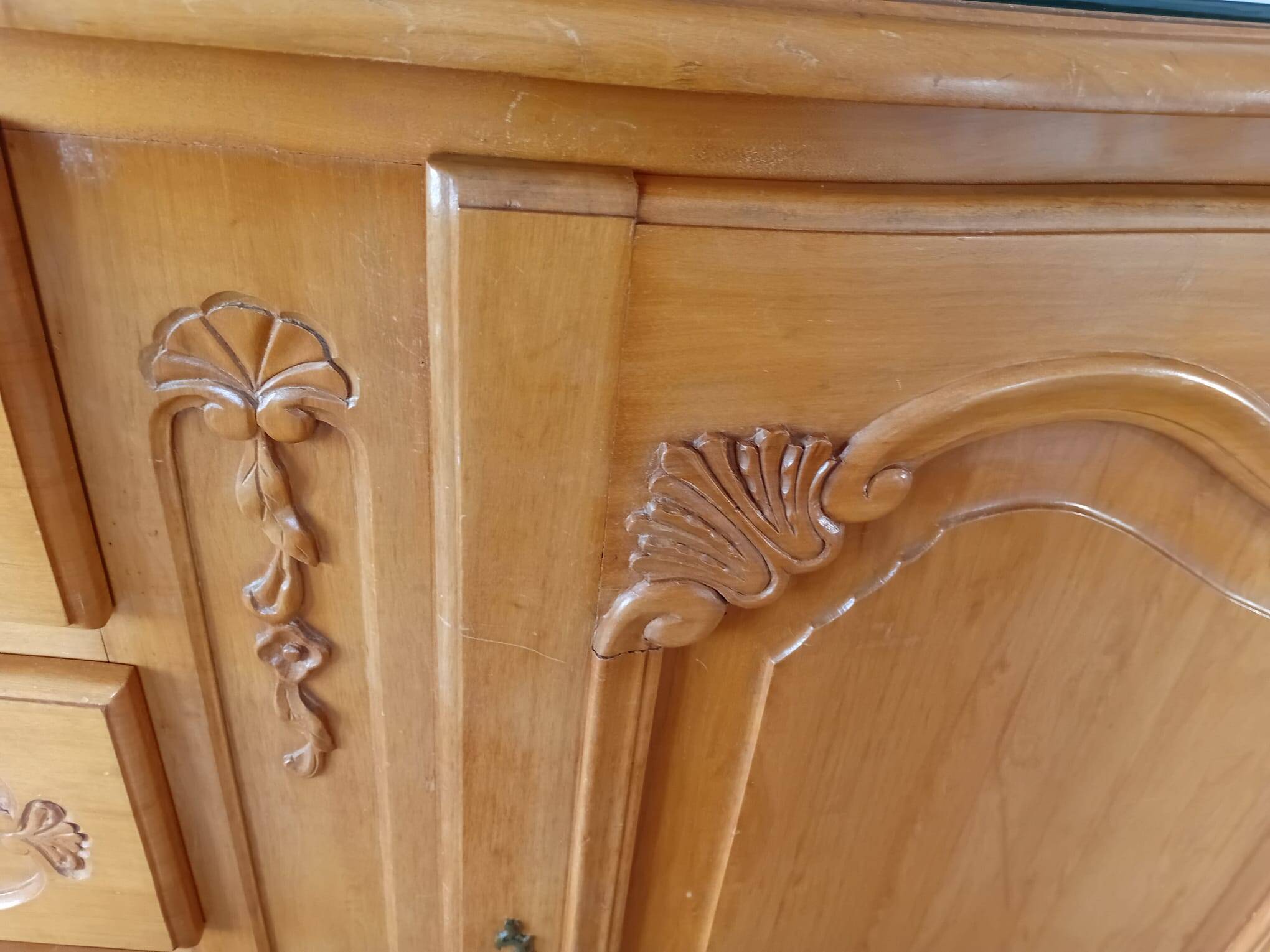 Buffet moulures coquillages en bois avec tablette en verre