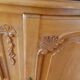 Buffet moulures coquillages en bois avec tablette en verre