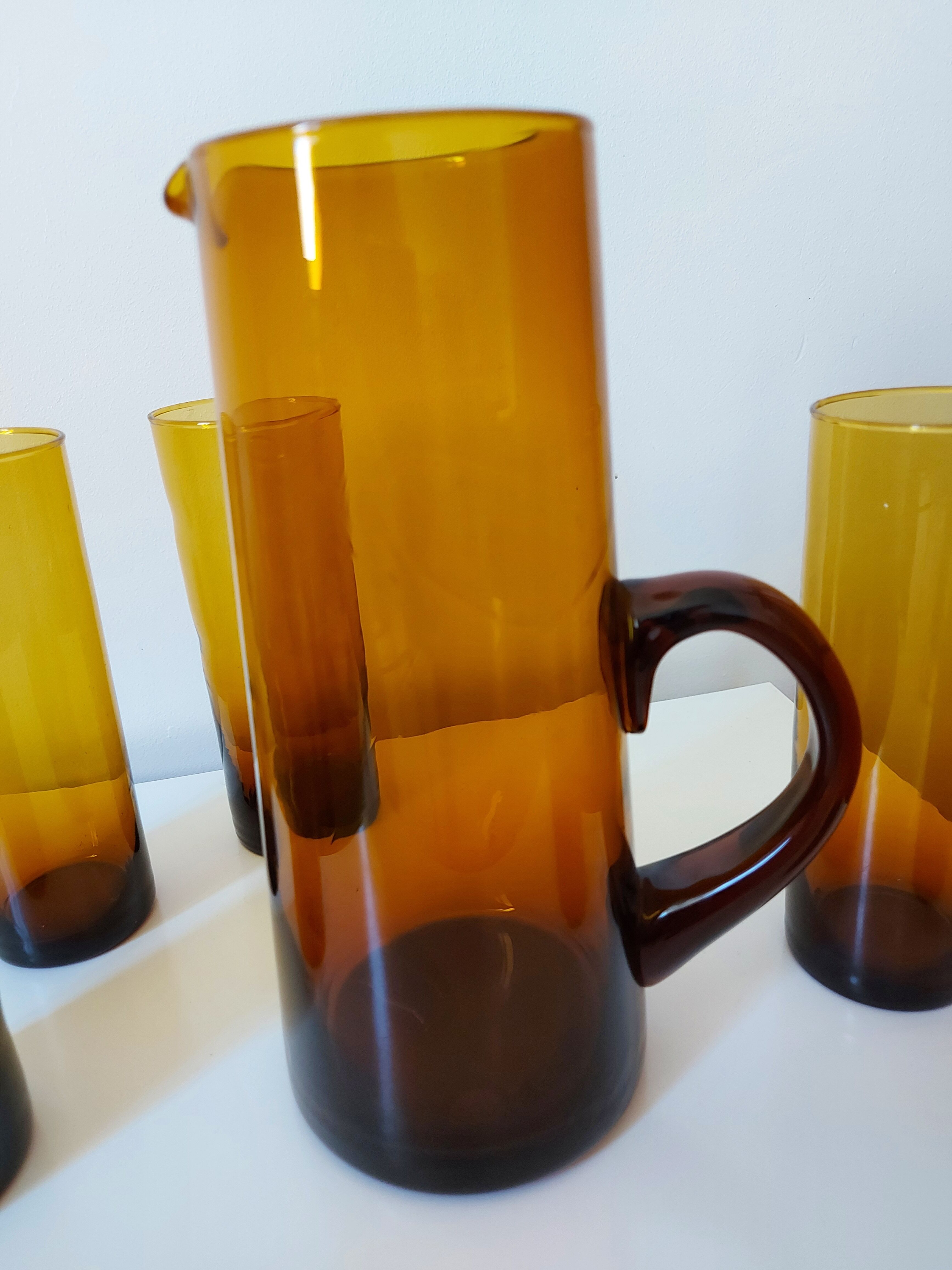 Set carafe and 5 amber glasses