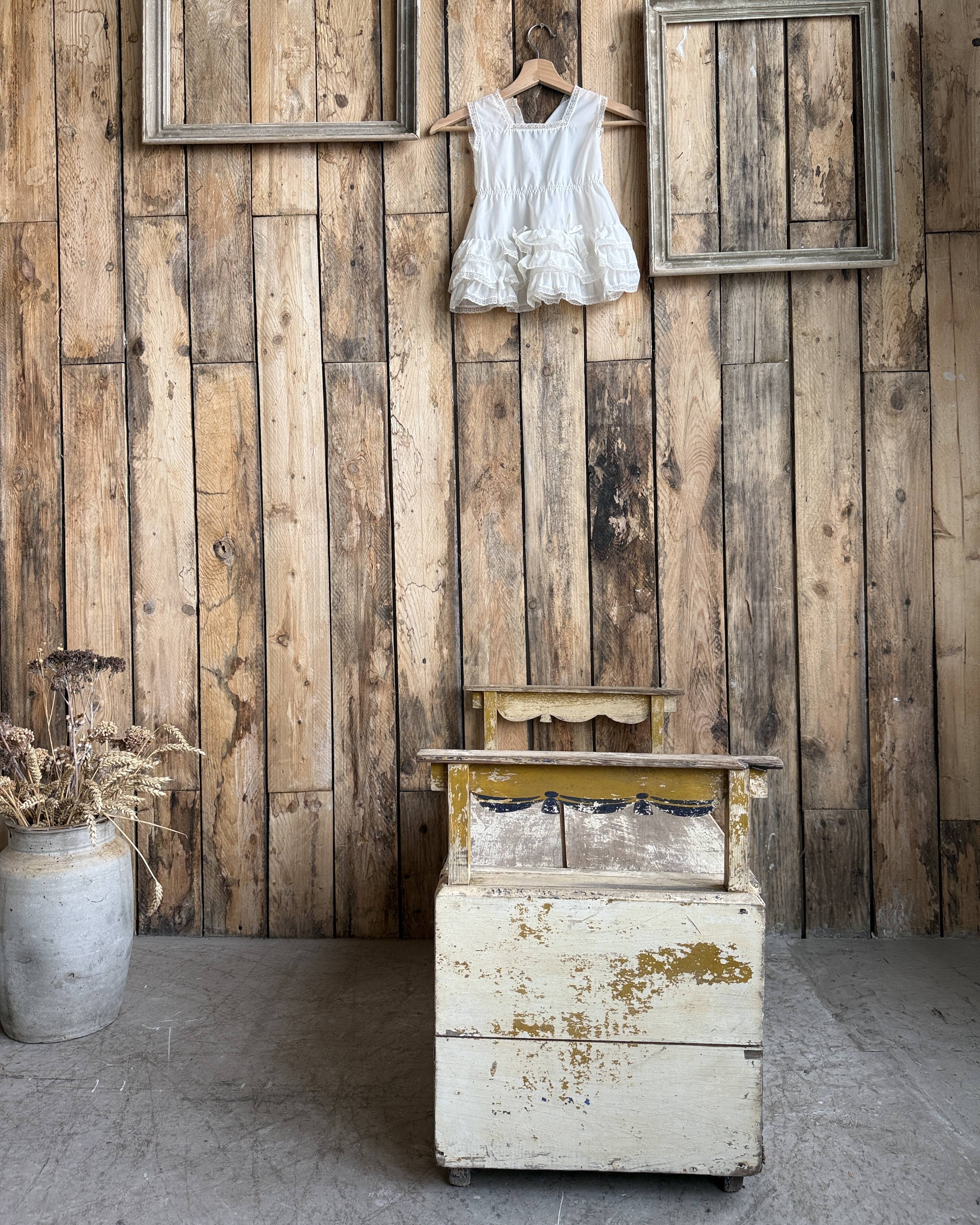 Patinated children's storage bench (renovated)