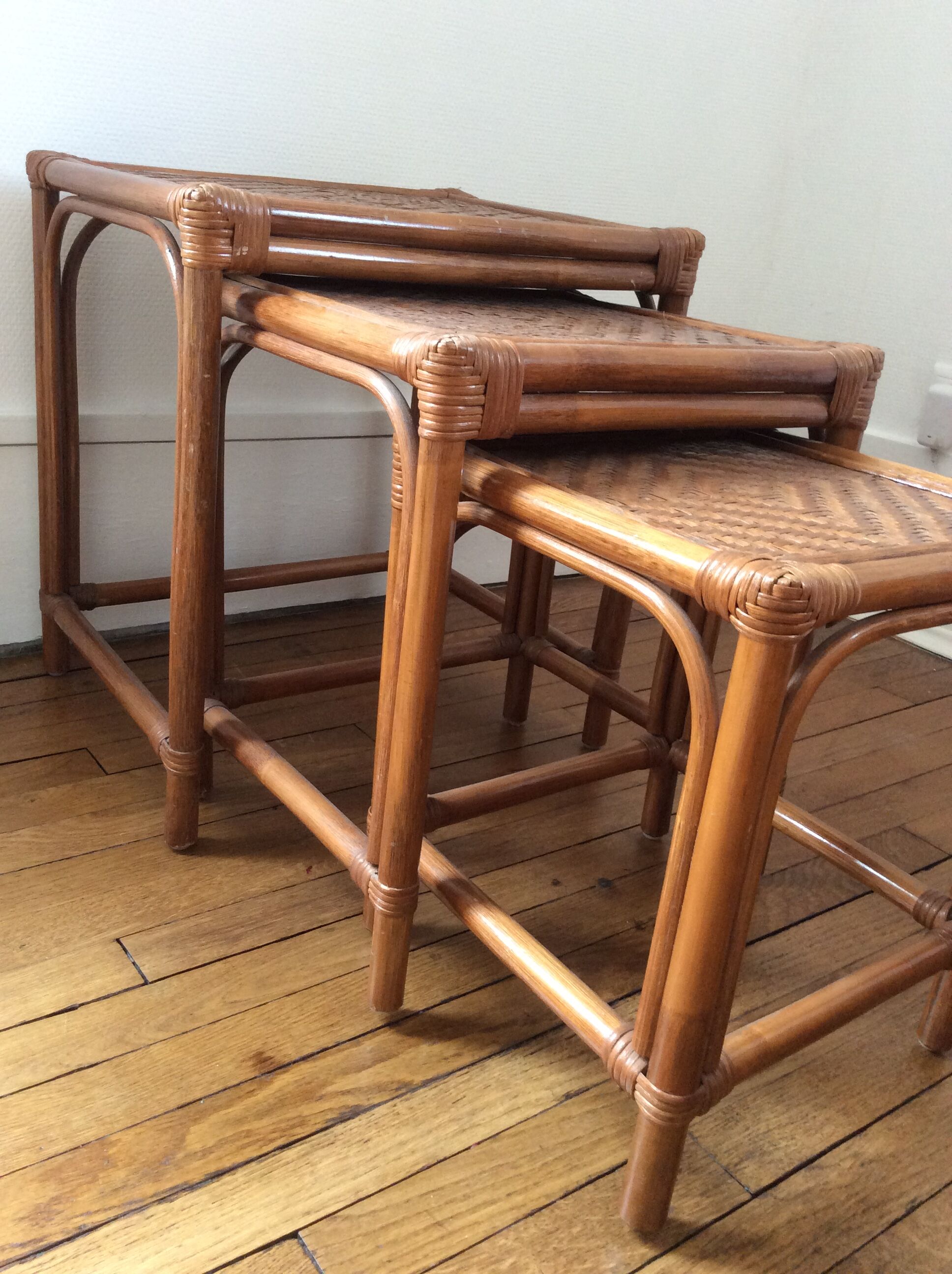 Tables gigognes en rotin vintage