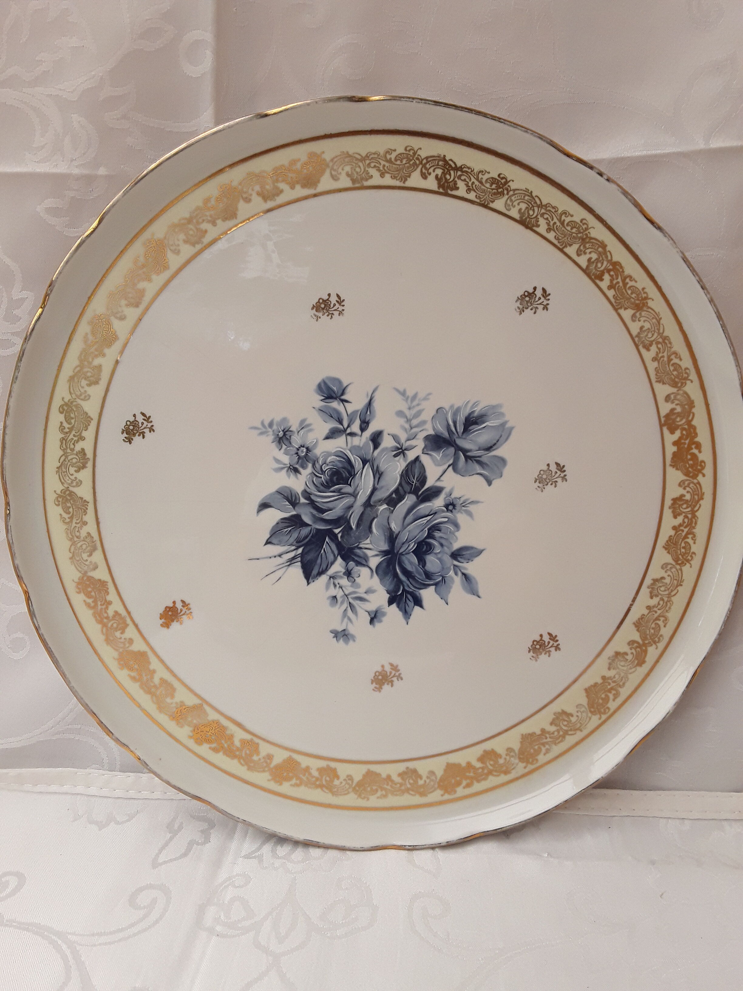 White porcelain pie dish blue and gold décor