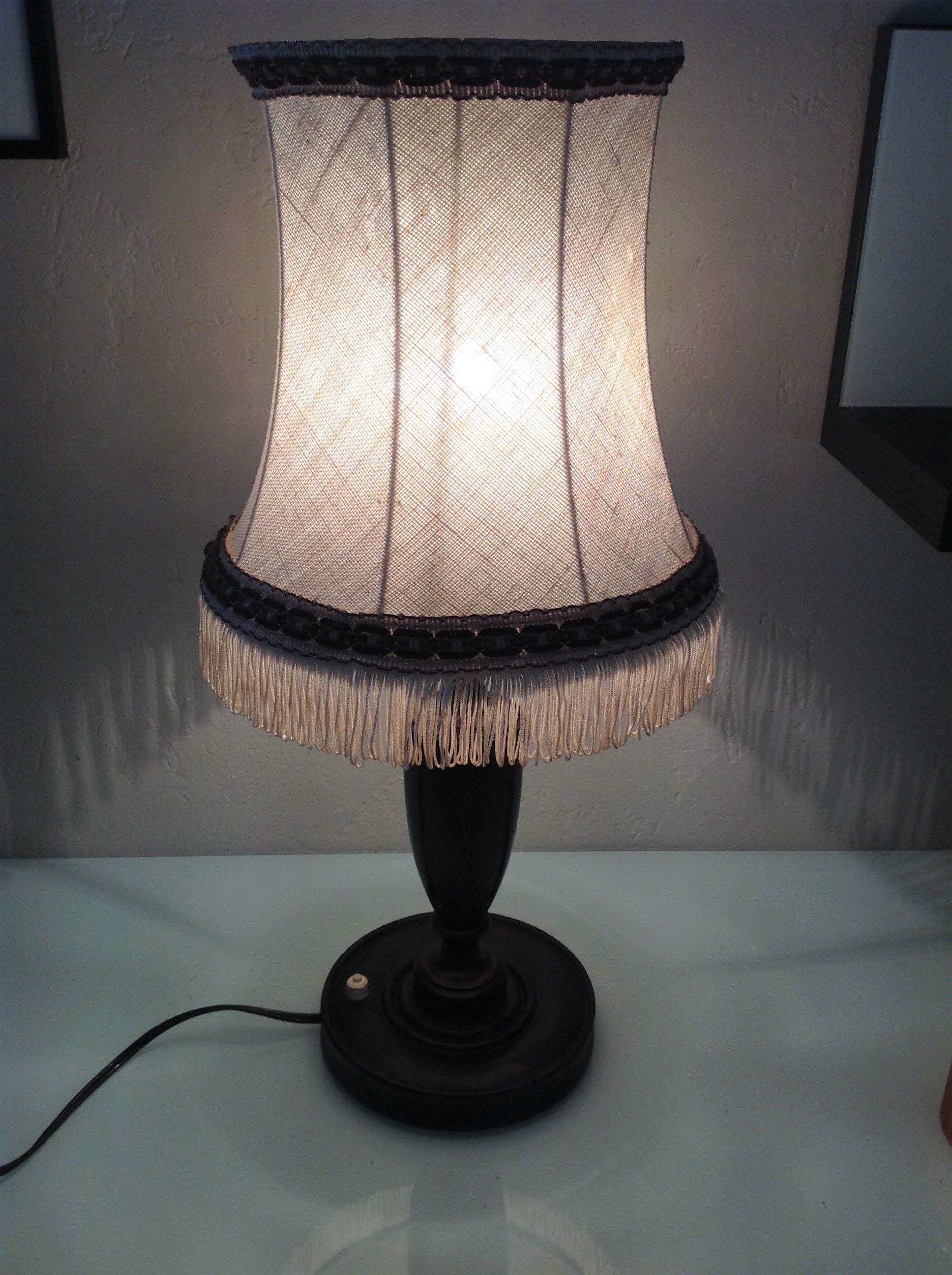 Lampe en bois tourné et abat en tissu beige style art déco / années 40-50