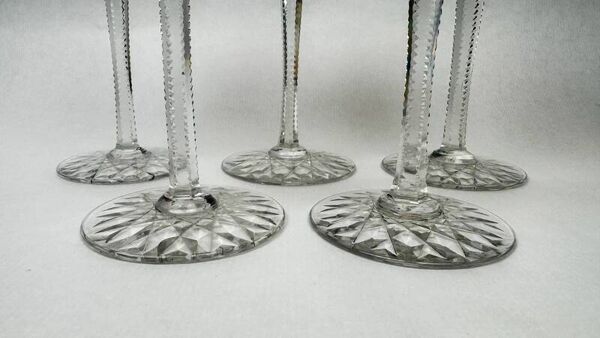 Suite de 5 verres anciens en cristal taillé doublé couleur 19 cm – Baccarat – Modèle S1136 – vers 18
