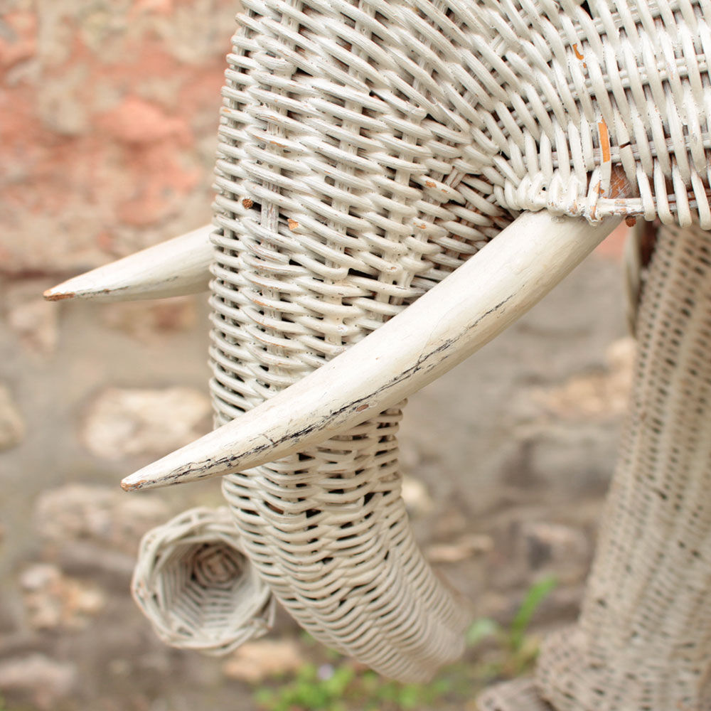 Vintage rattan elephant couch tip