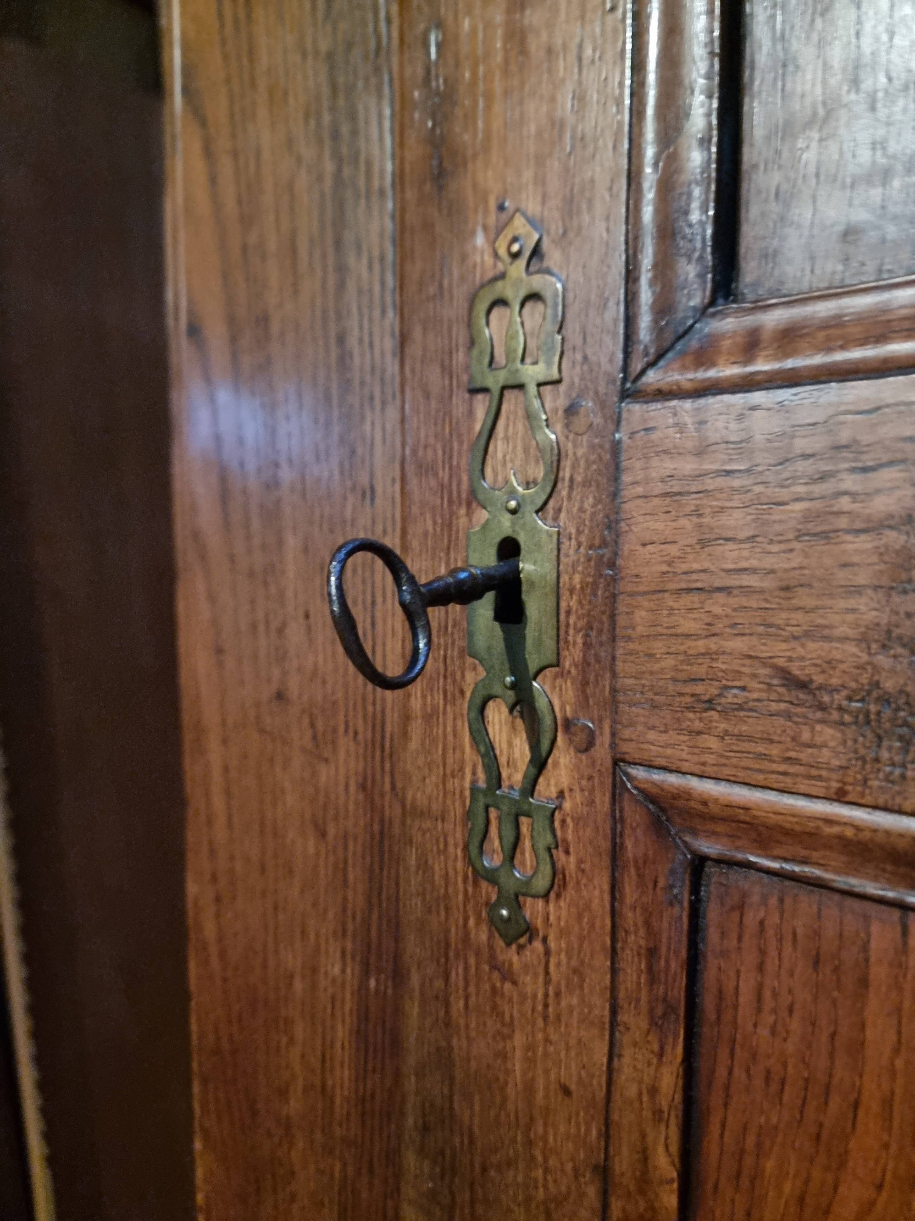 Armoire ancienne – bonnetière française du XVIIIe siècle en châtaignier avec serrure et clé d'origine