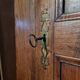 Armoire ancienne – bonnetière française du XVIIIe siècle en châtaignier avec serrure et clé d'origine