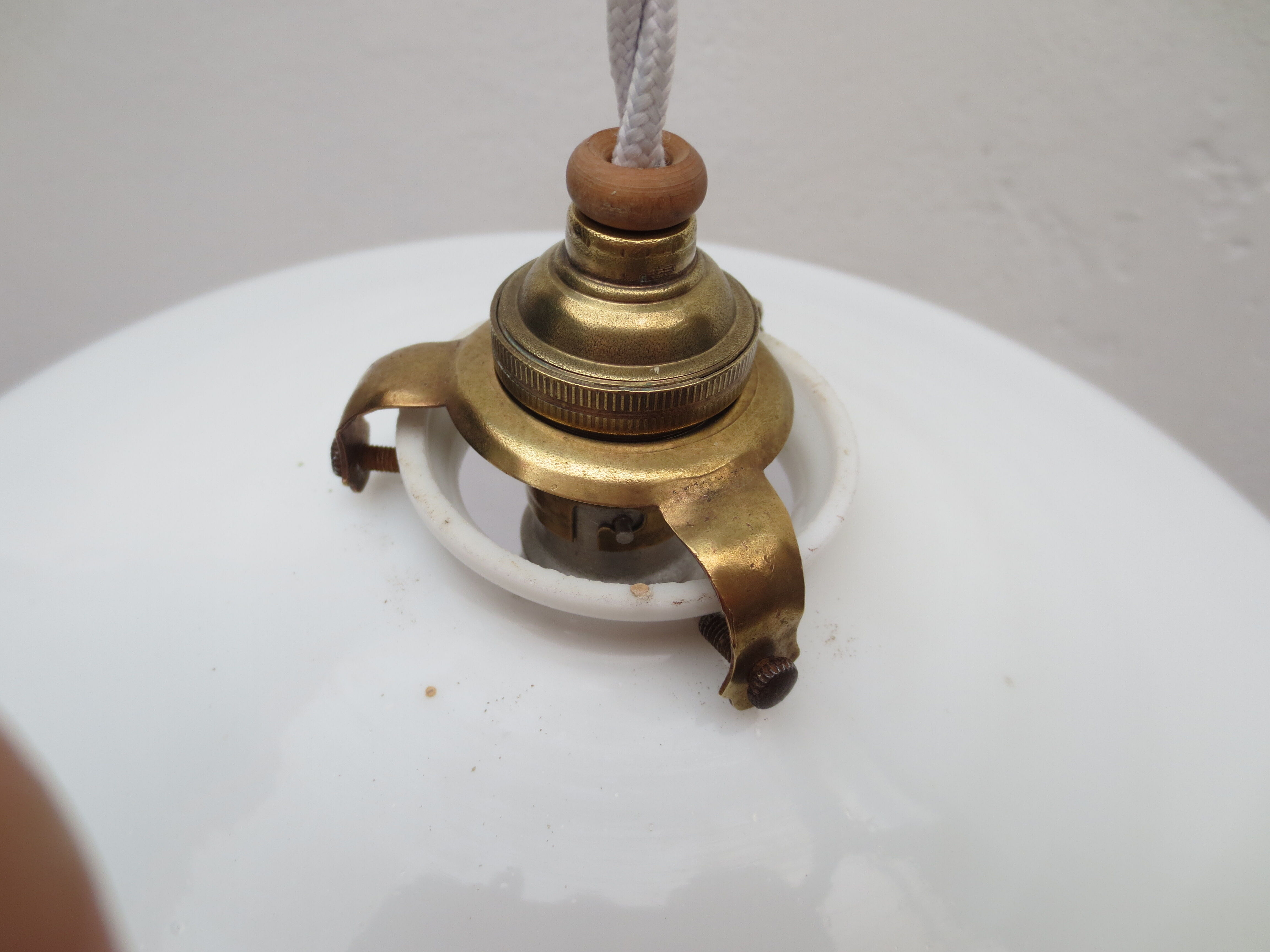 Suspension called up and down, porcelain and white opaline