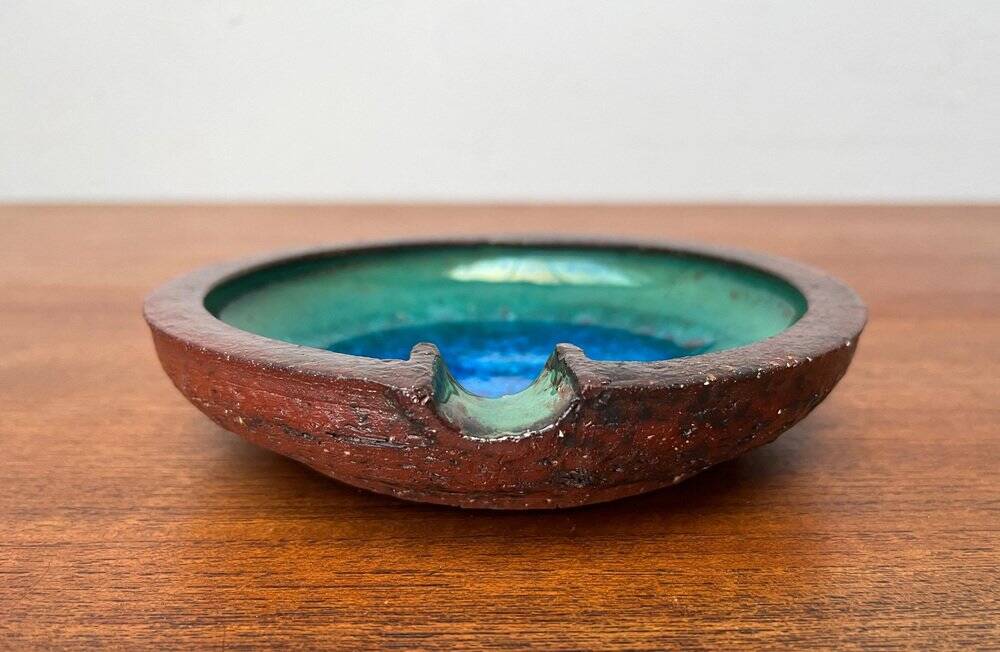 Ashtray or bowl in brutalist studio pottery by Gerhard Liebenthron, mid-century, 1960s, 1968.
