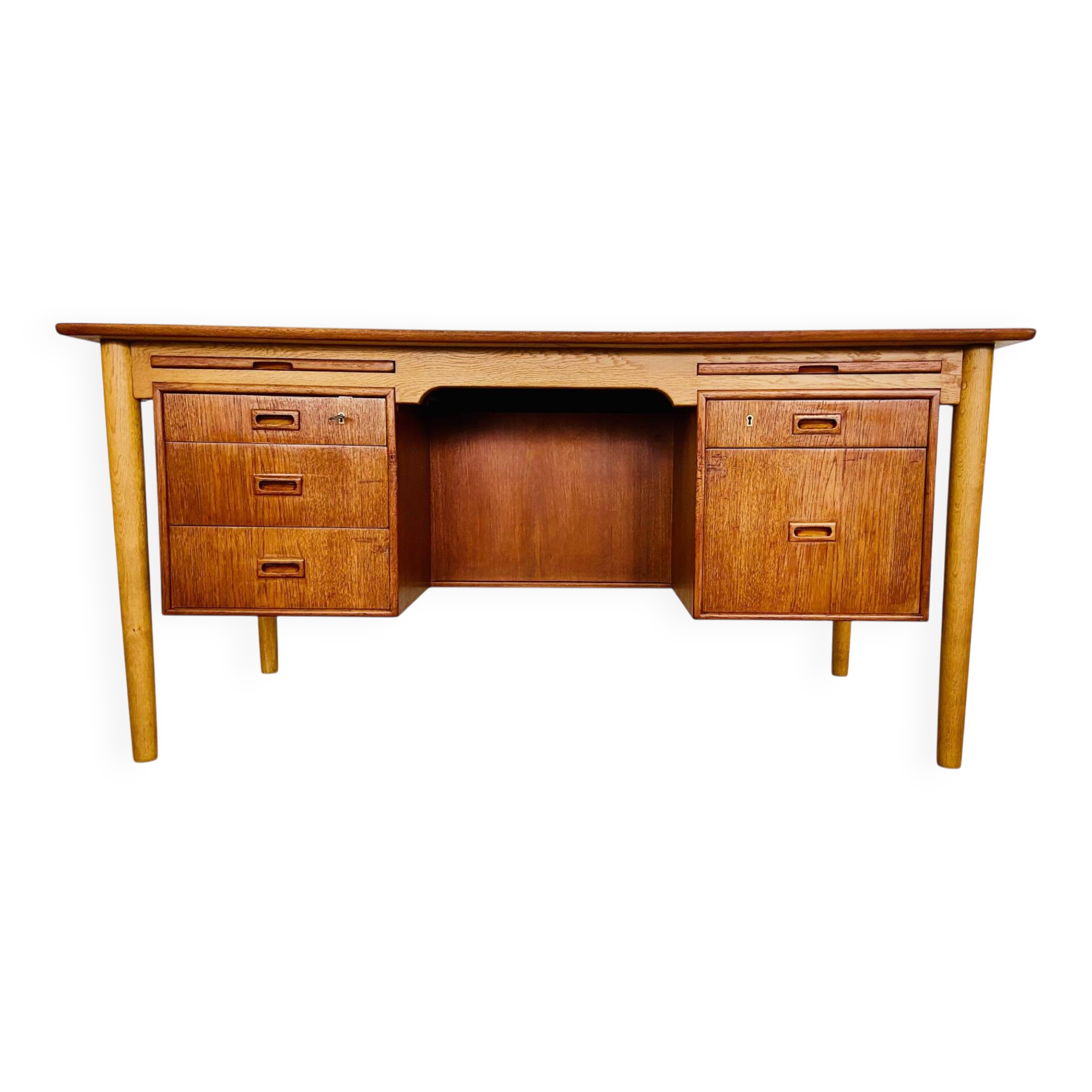 Vintage Danish desk in teak and oak by Børge Mogensen for Søborg Møbelfabrik, 1960s.