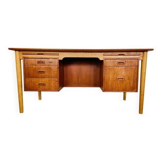 Vintage Danish desk in teak and oak by Børge Mogensen for Søborg Møbelfabrik, 1960s.
