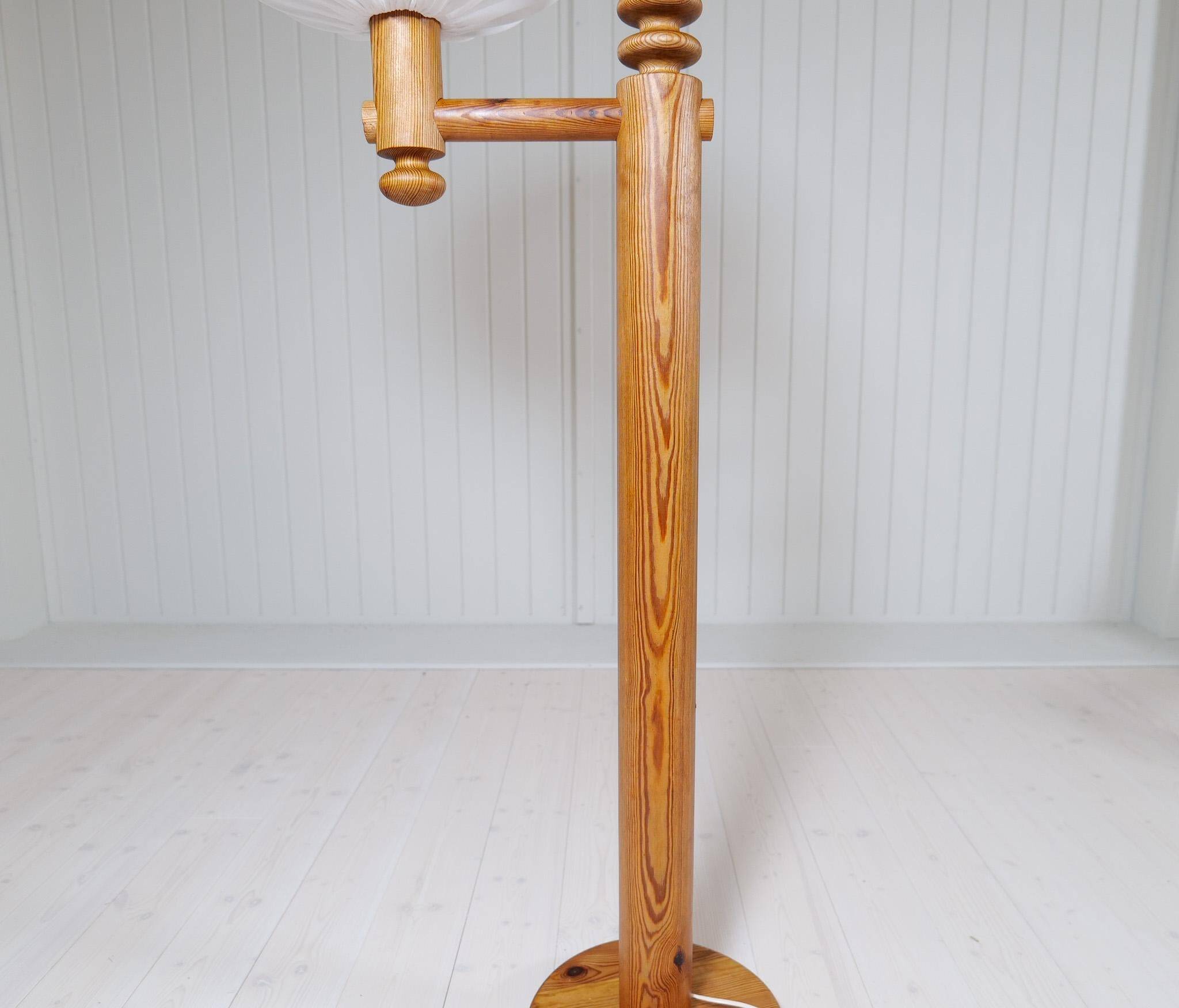 Modern sculptural Scandinavian floor lamp in pine by Uno Kristiansson, Sweden 1970s