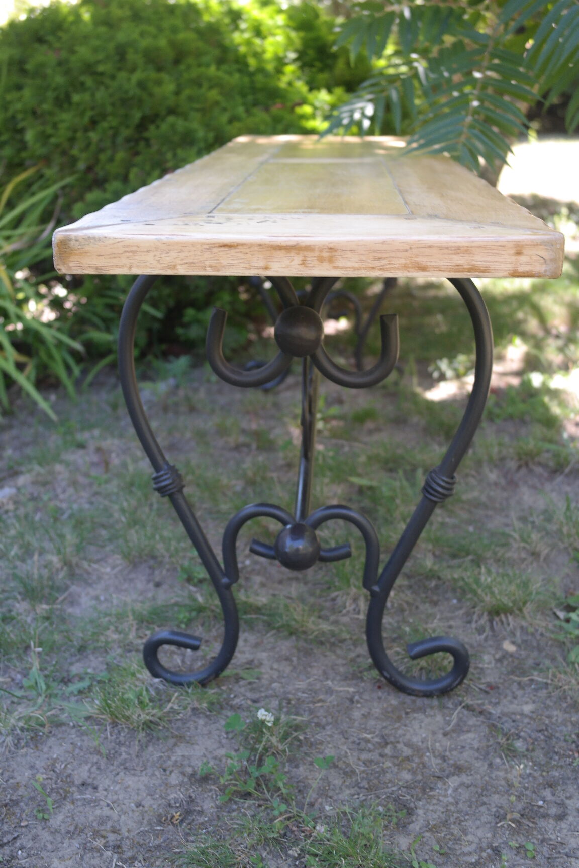 Pairs of benches in light wood and tubular metal