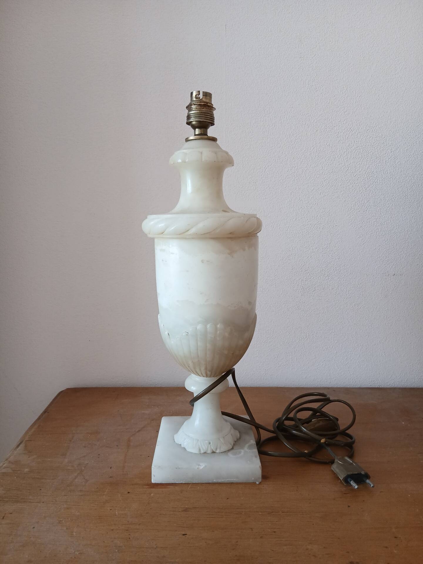 Alabaster lamp base