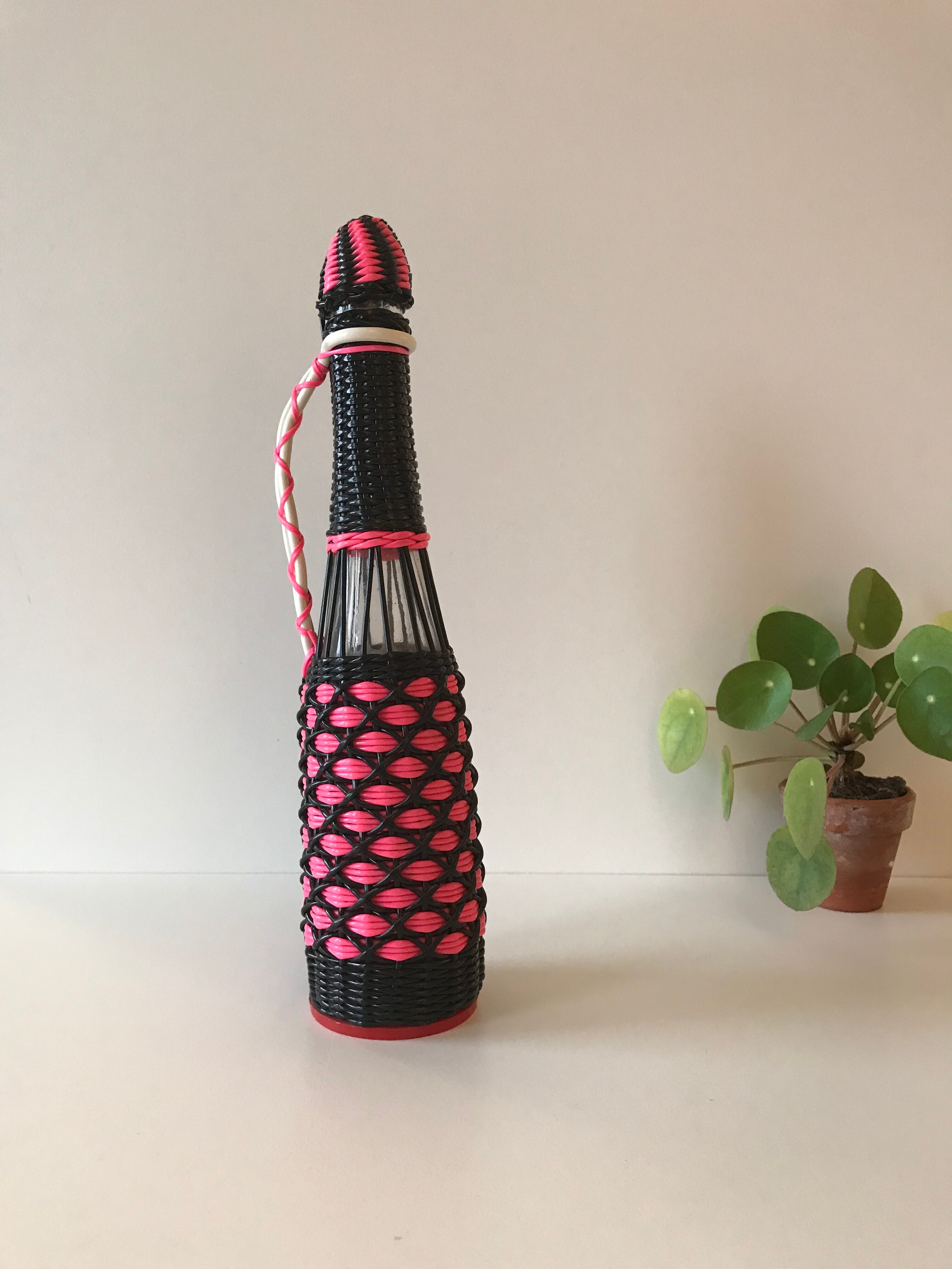 Bottle pink and black scoubidou