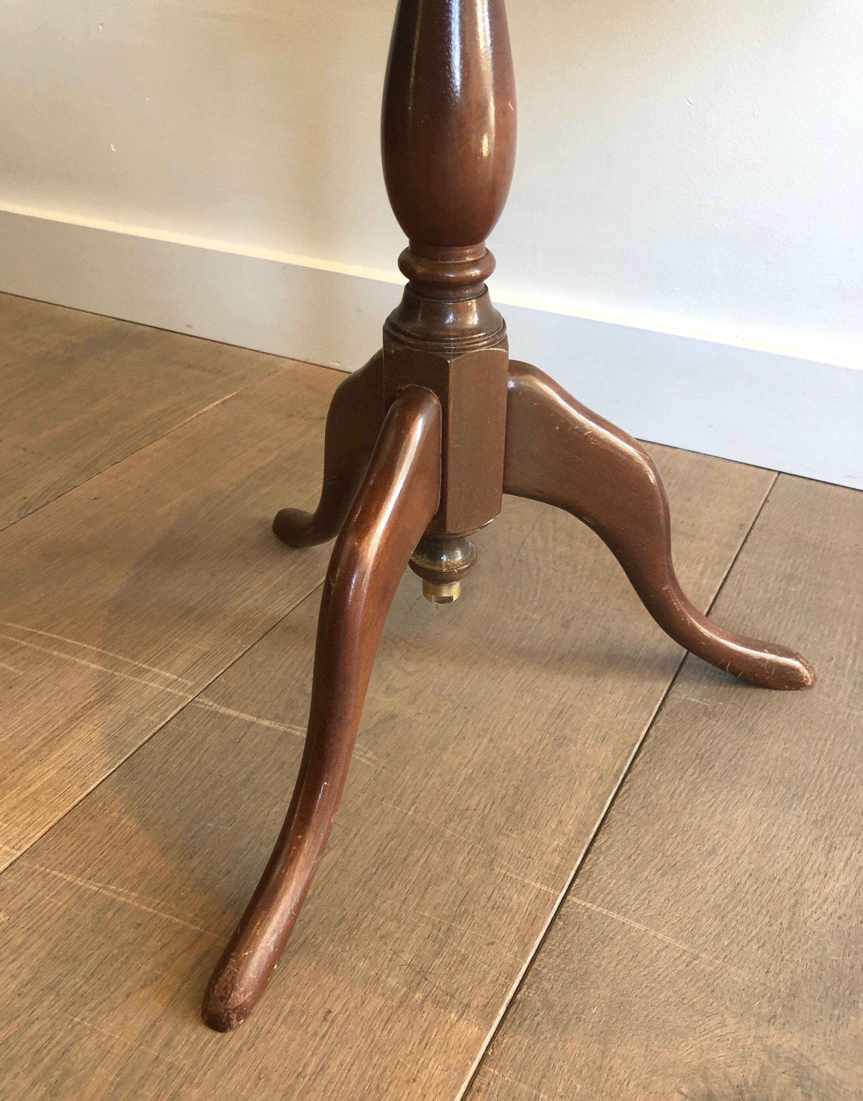 Round table of neoclassical style with triple plateaux 1940