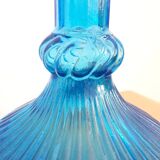 Grande carafe en verre bleu