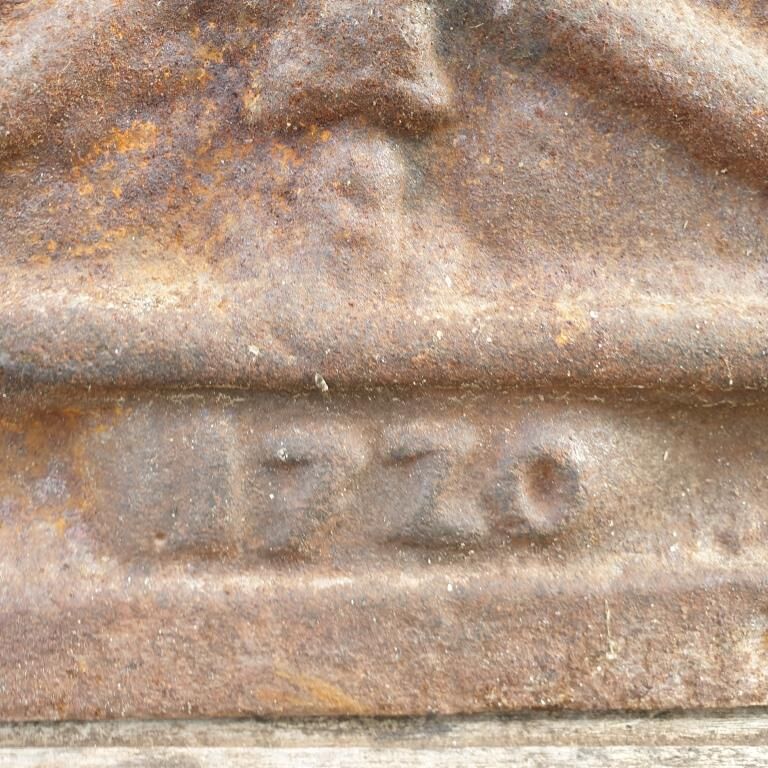 Fireplace contrecoeur 1720 with 3 crowned fleurs-de-lys