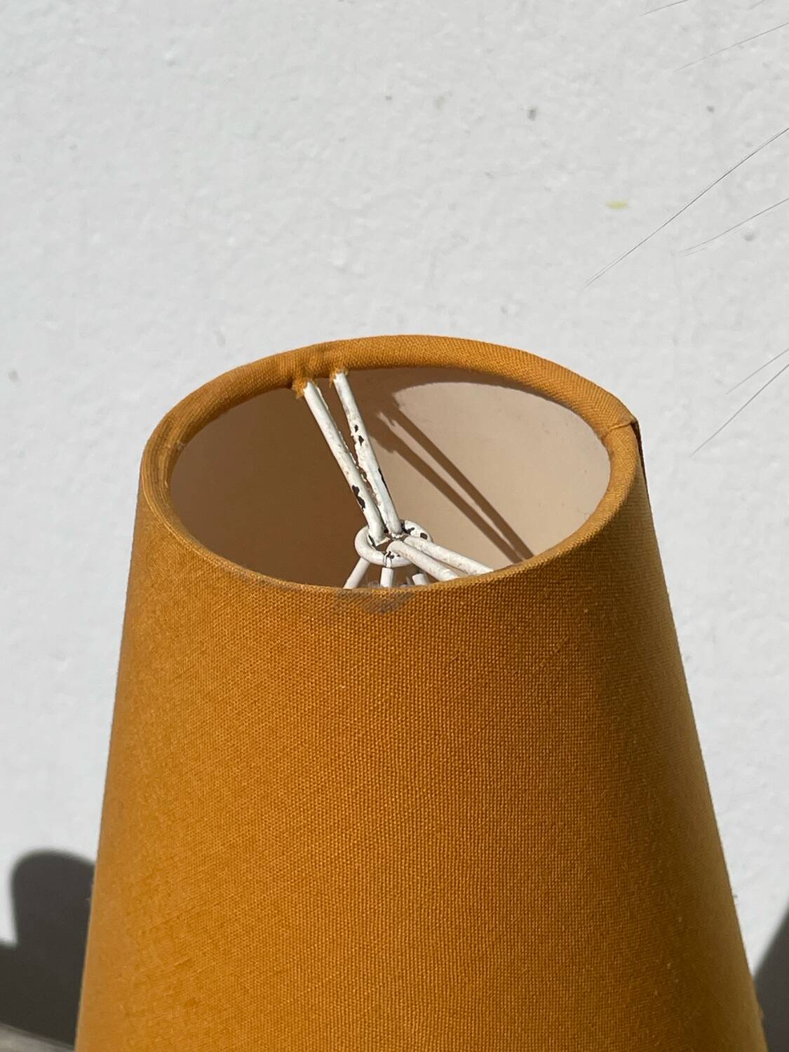 Lampe boule en bois tourné jaune 1980
