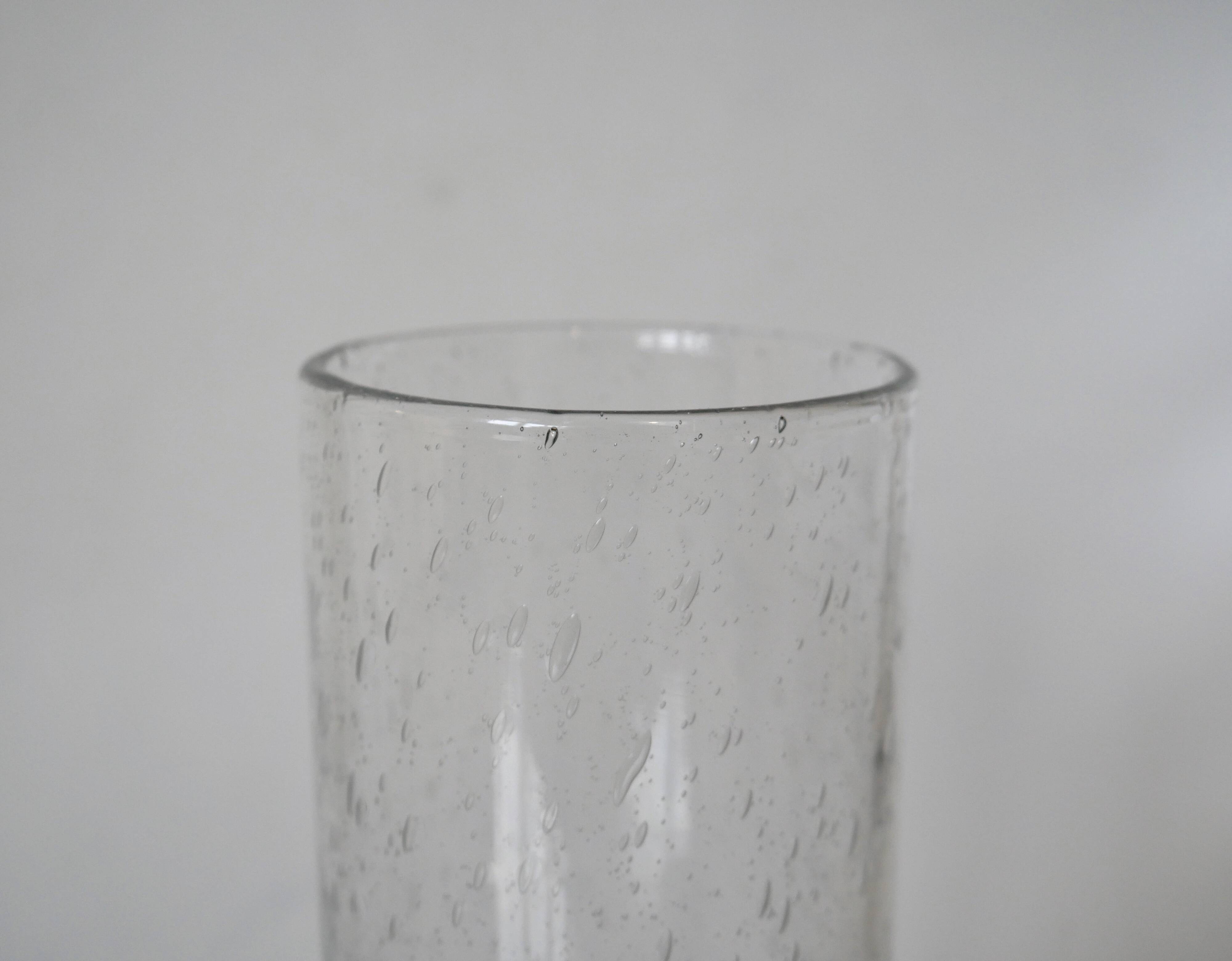 grand vase en verre de Biot pieds bleu 1970
