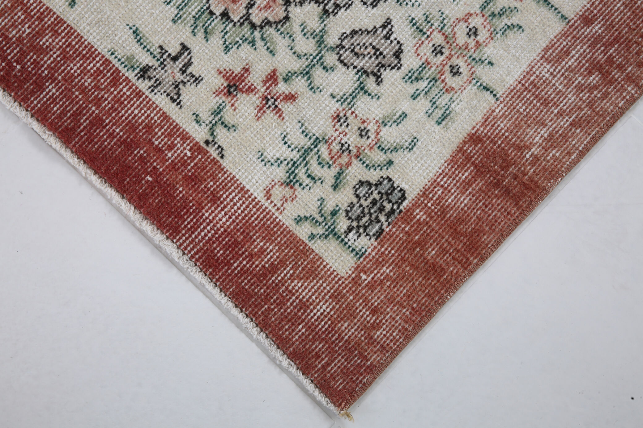 Coral red farmhouse floral rug 206x112cm