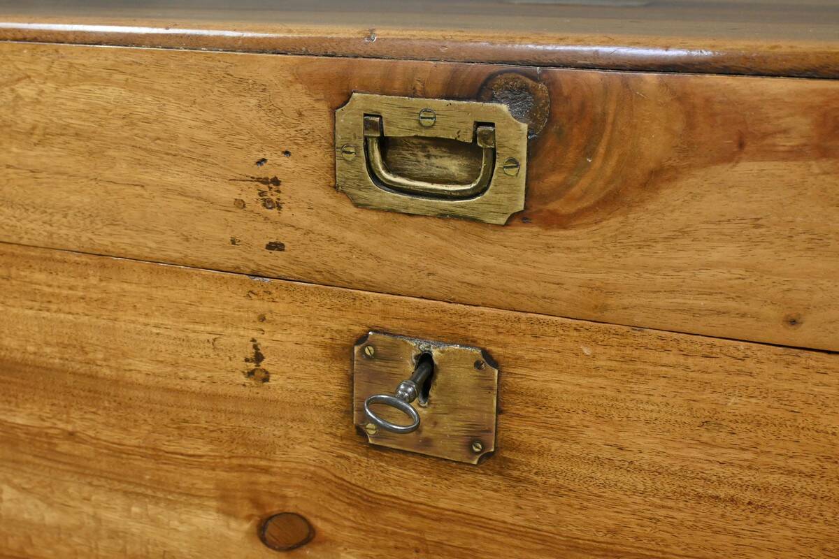 Marine trunk in camphor wood, India – Late 19th century