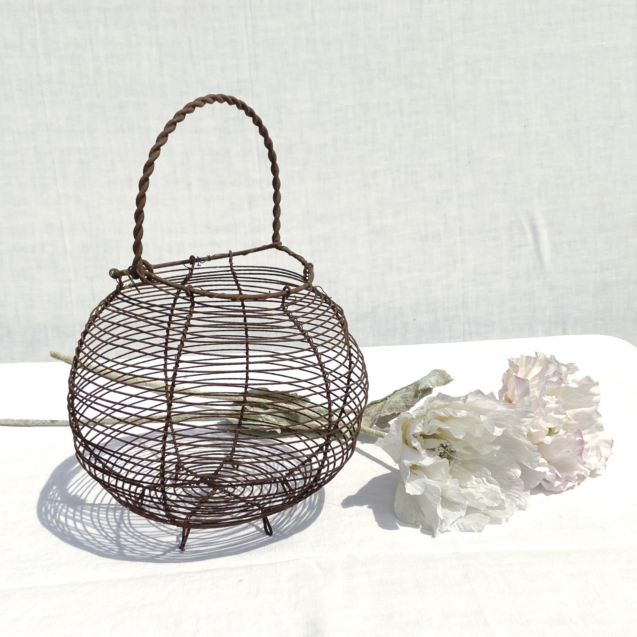Ancien panier boulle à oeuf en fils tressés