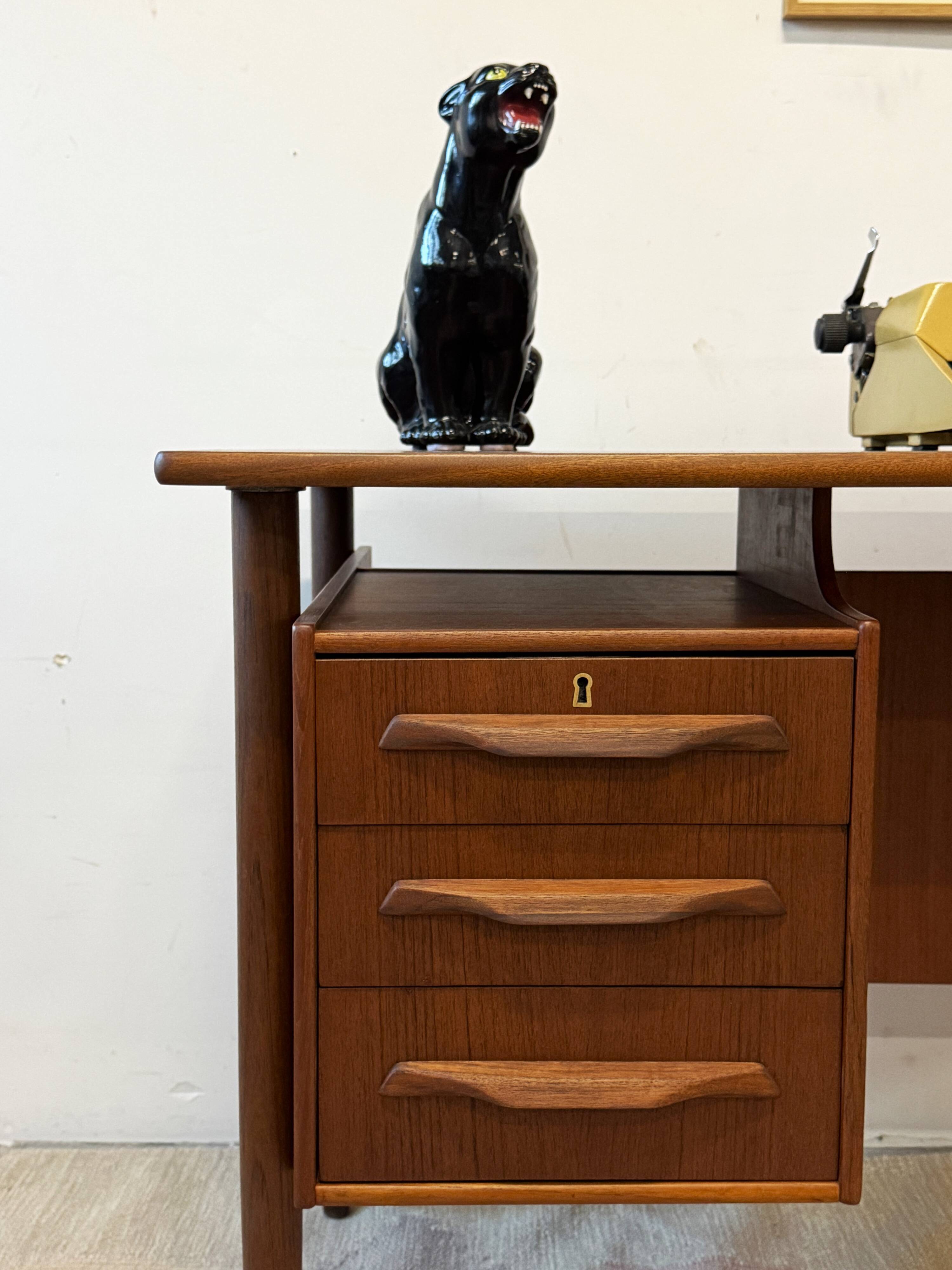 Bureau en teck autoportant, Danemark années 1960/1970, style vintage, design moderne du milieu du XXe siècle