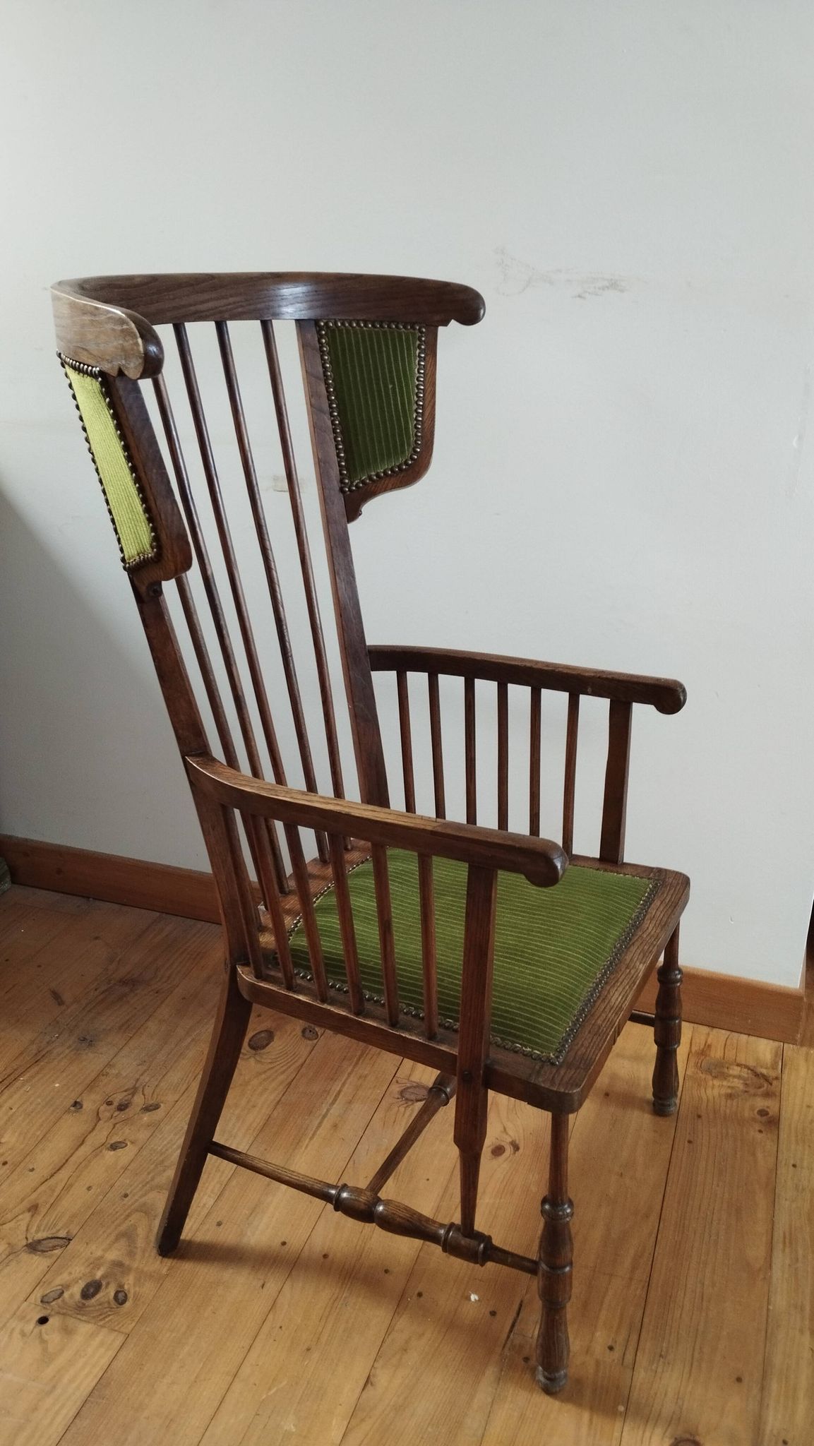 1900s Arts and Crafts style tapered wingback armchair