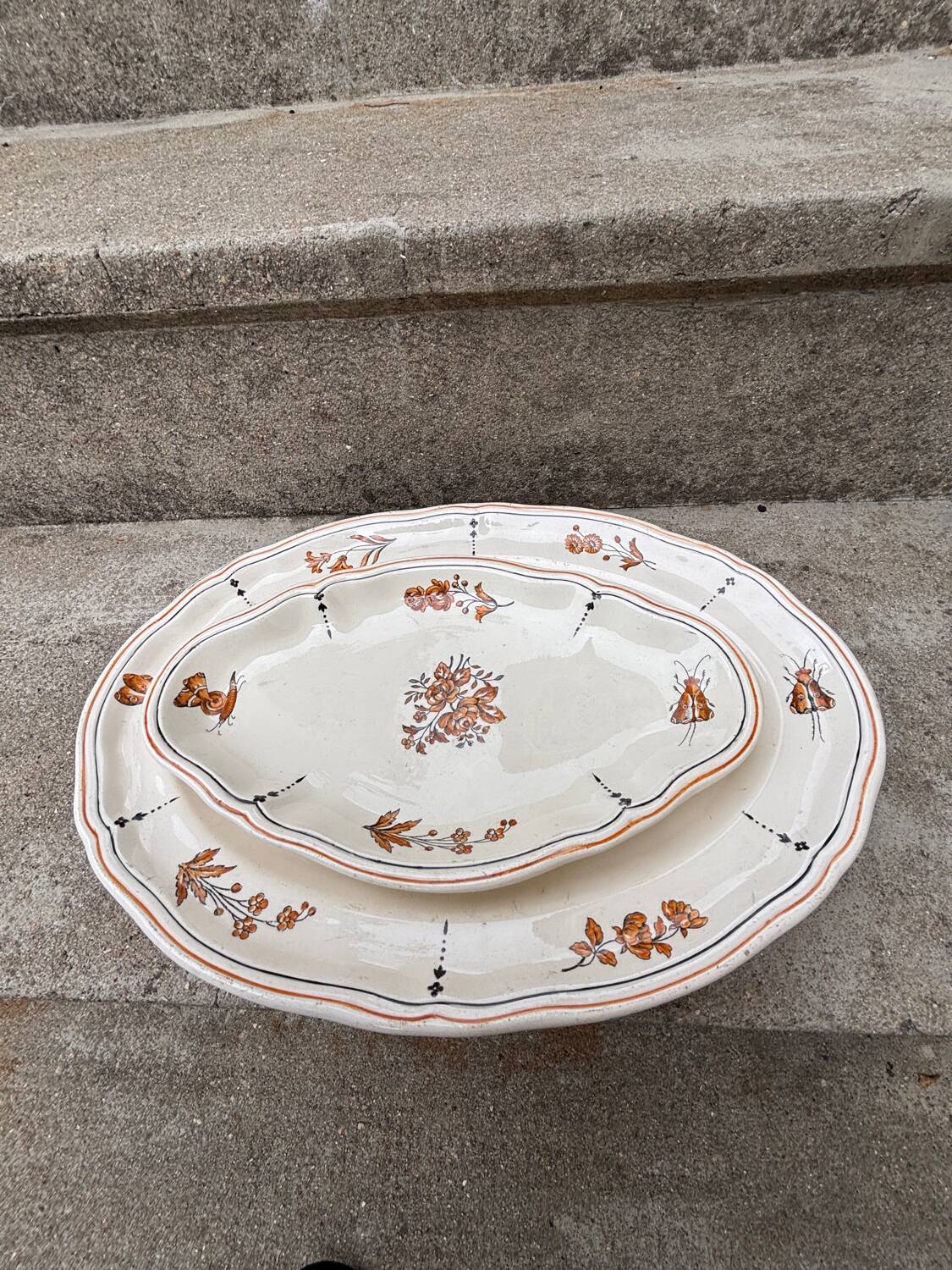 Duo of old plates Condé Longchamp – Terre de Fer, floral decoration & in