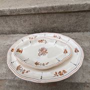 Duo of old plates Condé Longchamp – Terre de Fer, floral decoration & in