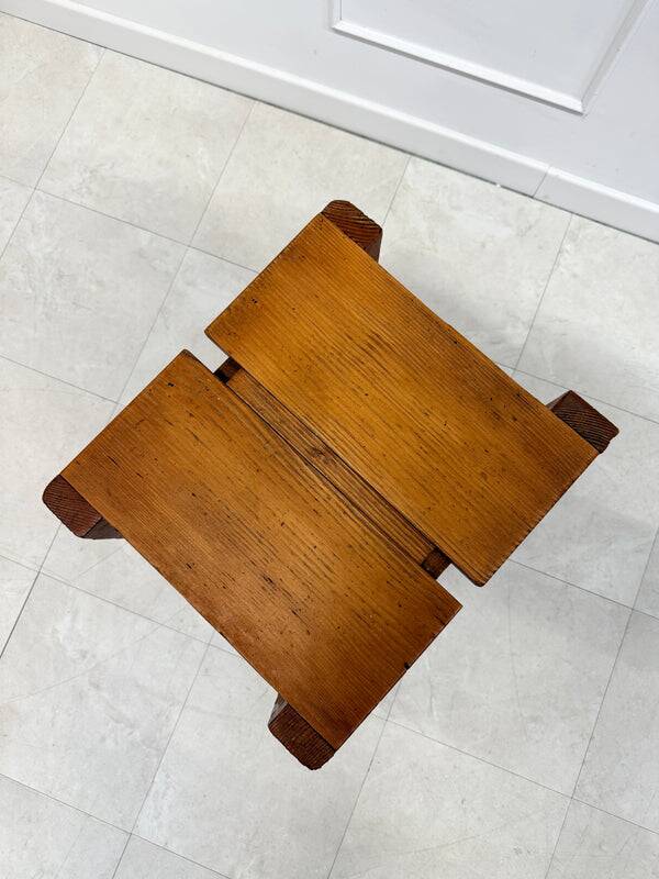Tabouret brutaliste en pin