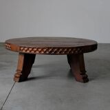 Table basse ronde rustique en chêne sculpté - Pays-Bas, années 1950
