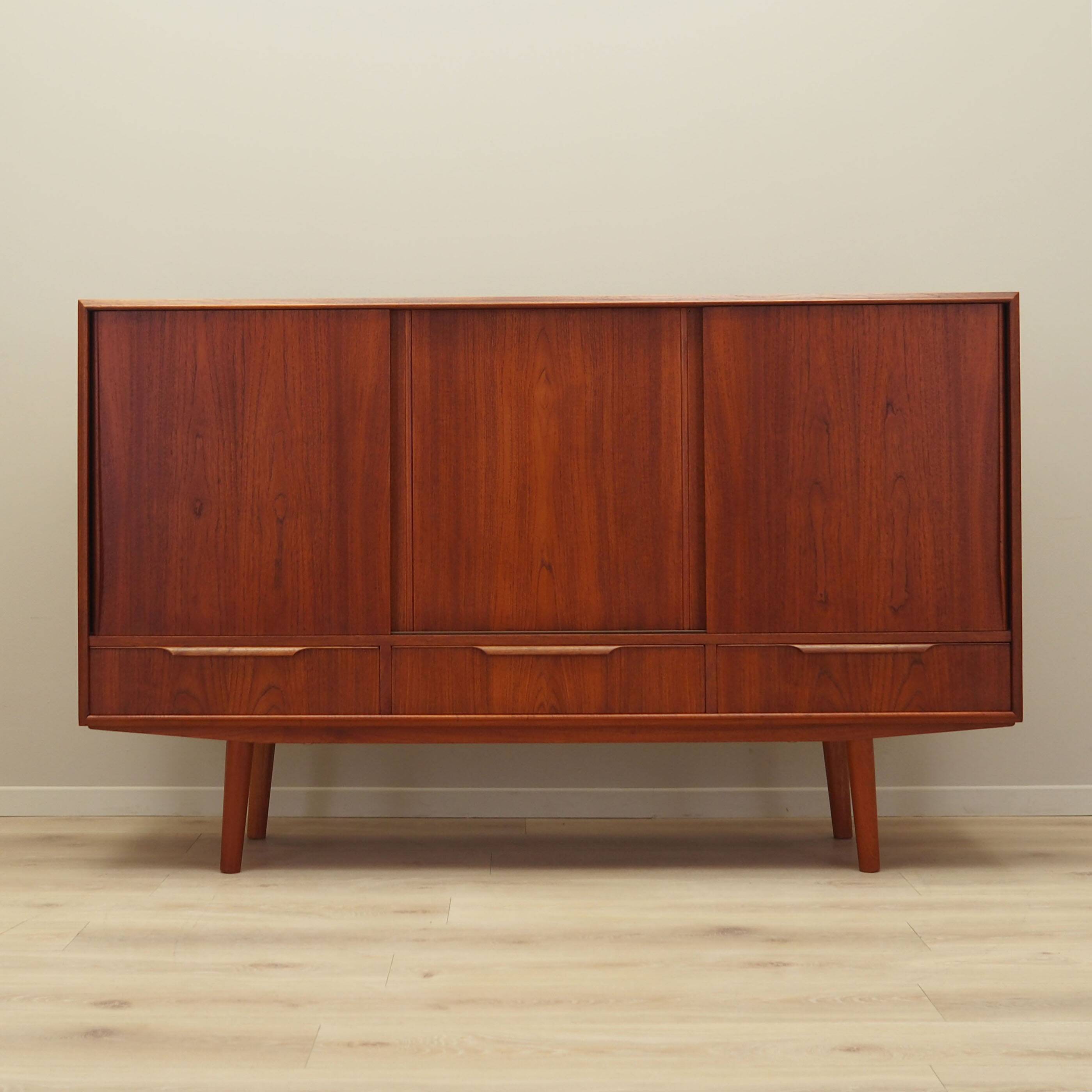 Buffet haut en teck, design danois, années 1970, production : Danemark