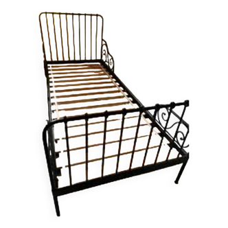 Scalable bed child wrought iron