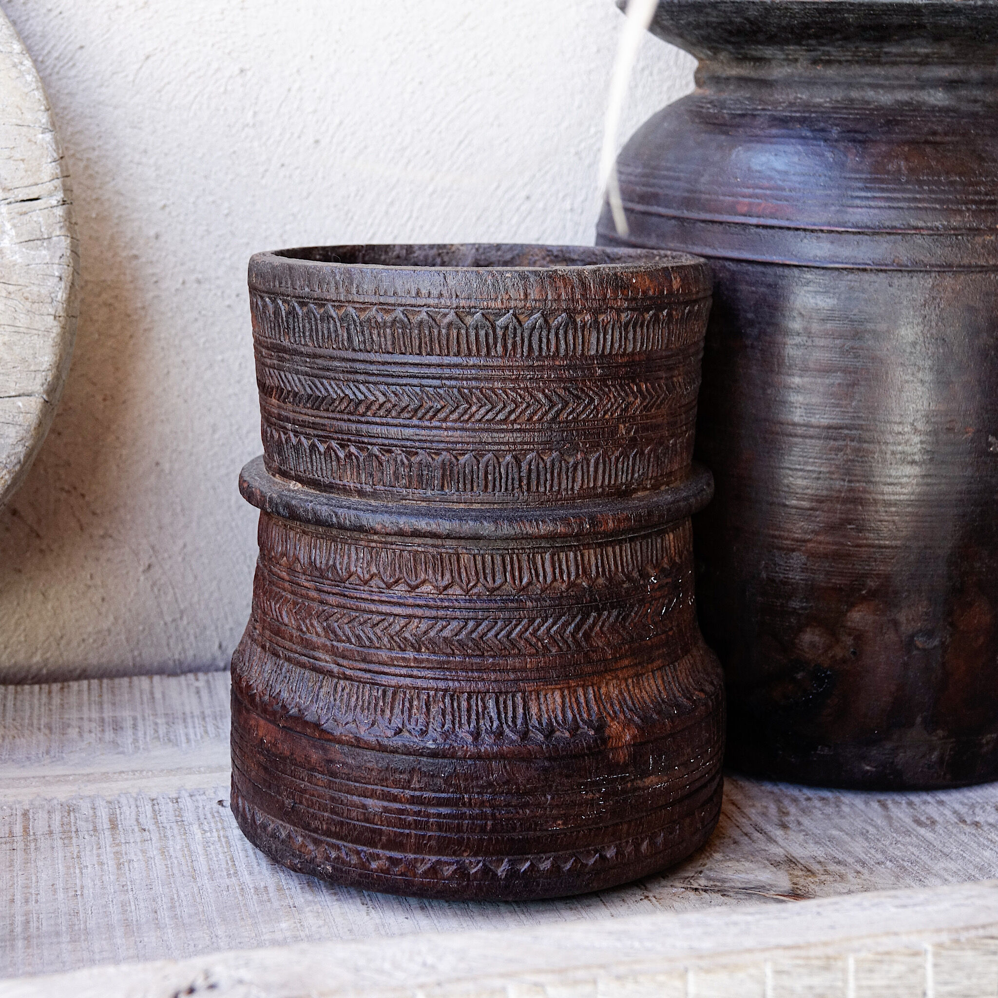 Pot gravé en bois