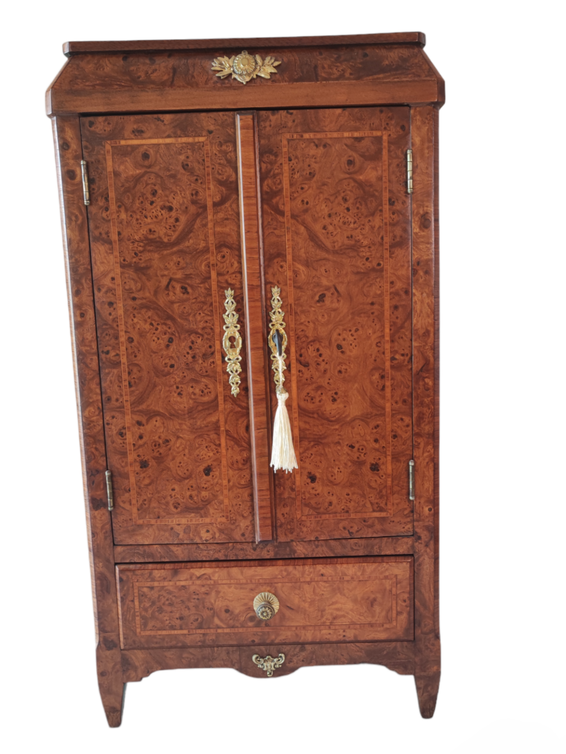 Armoire miniature en noyer Burr