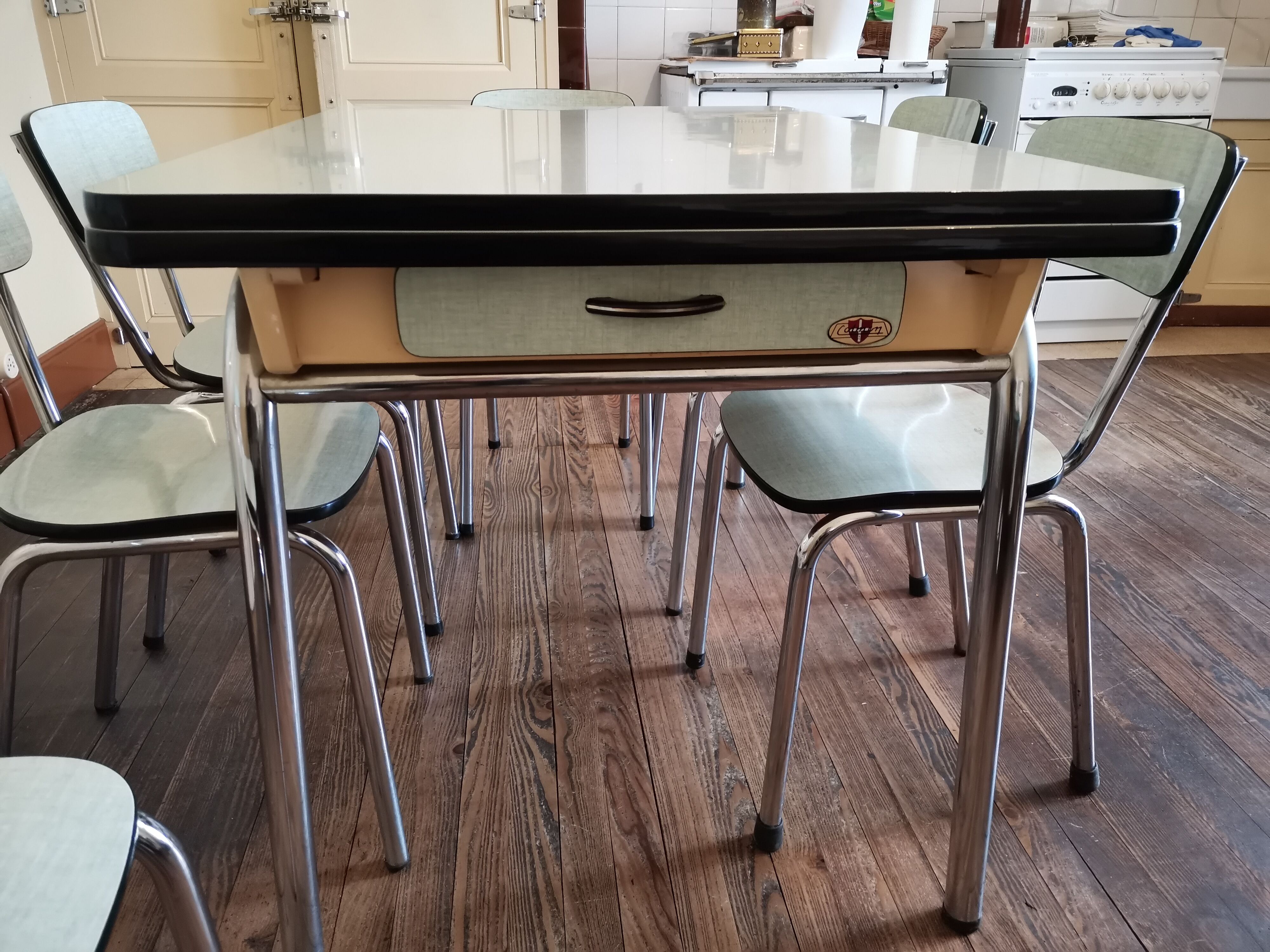 Table and 6 chairs in formica