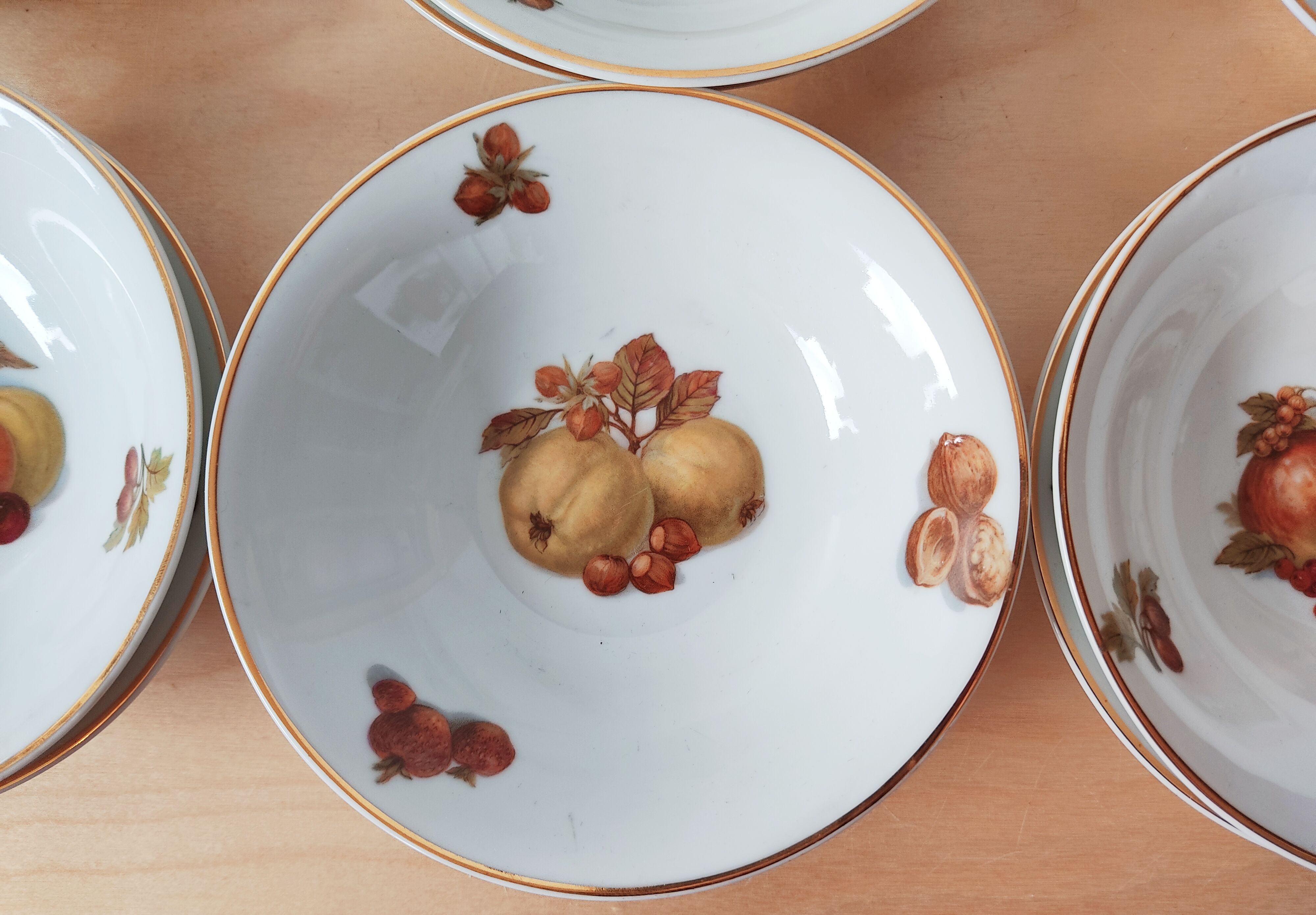 Set of 12 bowls decorated with Creartis Renaix fruit
