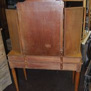 Louis XVI-style hairdresser in elm magnifying glass and 20th century marquetry net.