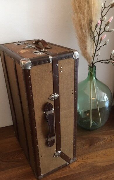 Wardrobe travel 48 h, 1900